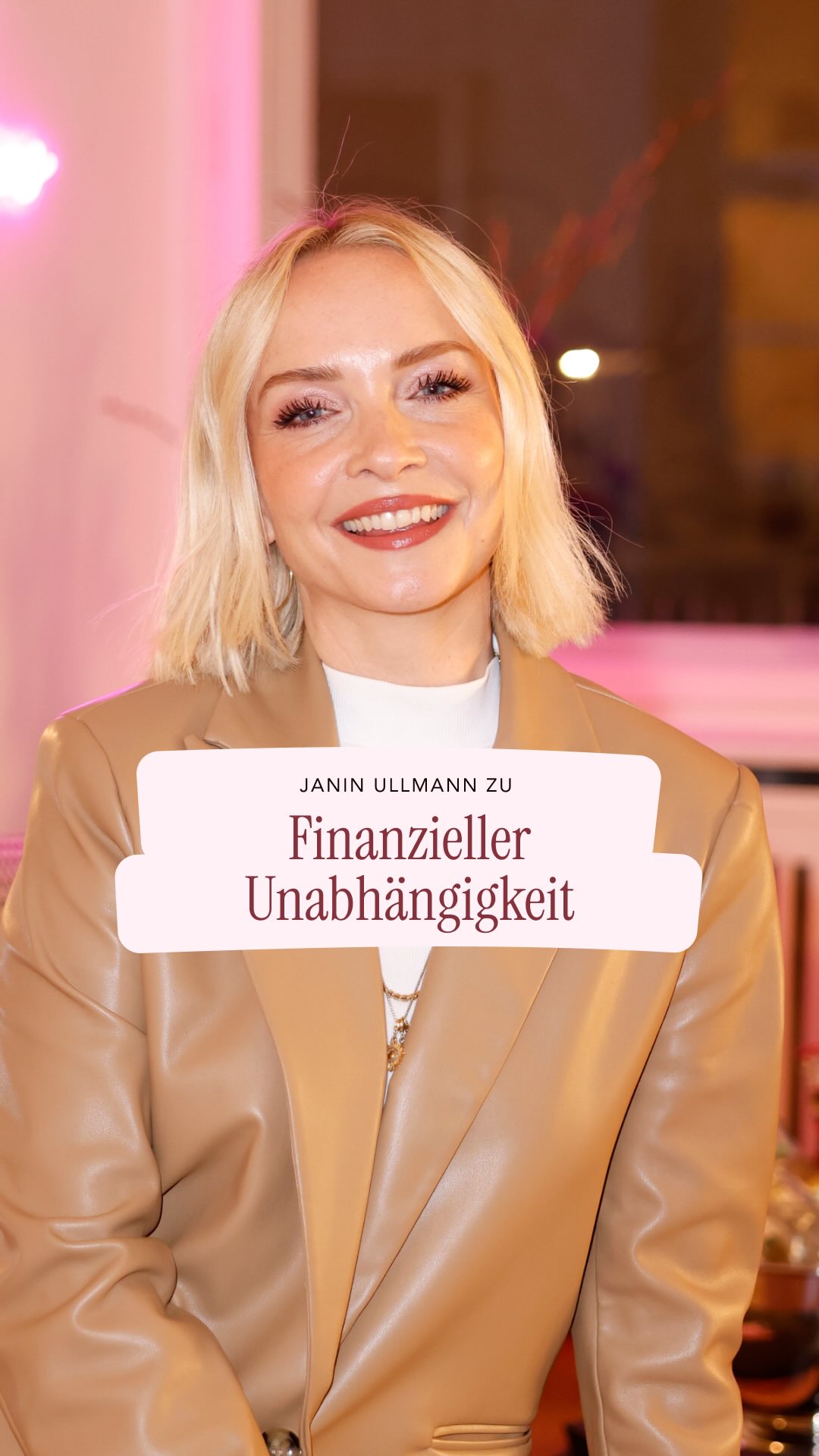 Wann war Dein Aha-Moment beim Thema Geld @janinullmann ?
Viele Frauen merken erst spät, wie sehr uns Themen wie Care-Arbeit oder Altersarmut betreffen.
Wichtig ist: ins Machen kommen, Konten checken,Finanzen tracken.
Der erste Schritt zählt.
#frauen100 #frauenundfinanzen #financialempowerment #moneymindset #femalefinance