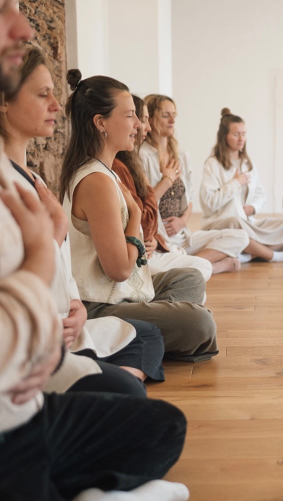 LAST SPOTS 🔥
Wer catcht die letzten 2 Plätze für unser 200h Mani Yoga Teacher Training?
Wir starten am 30. April & freuen uns jetzt schon so sehr auf alle, die JA gesagt haben.
Lass dich von Yoga berühren, bewegen und begegne dir selbst in deiner ganz eigenen Tiefe, Schönheit & Kraft.
Komm mit ♥️.
Alle Infos im Link in der Bio ✨