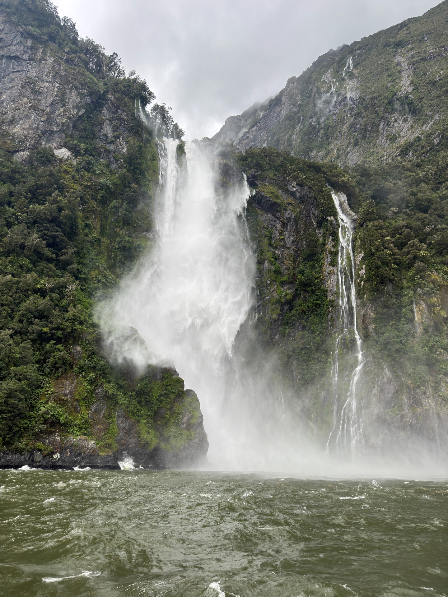 Au Milford Sound, on peut explorer le fjord en bateau pour voir les différentes cascades et points de vue… et quand il pleut, la route se transforme complètement : des centaines de cascades apparaissent le long des falaises !
Un endroit encore plus impressionnant sous la pluie 🌧️🏔️
#milfordsound #fiordland #nouvellezelande #roadtripnouvellezelan