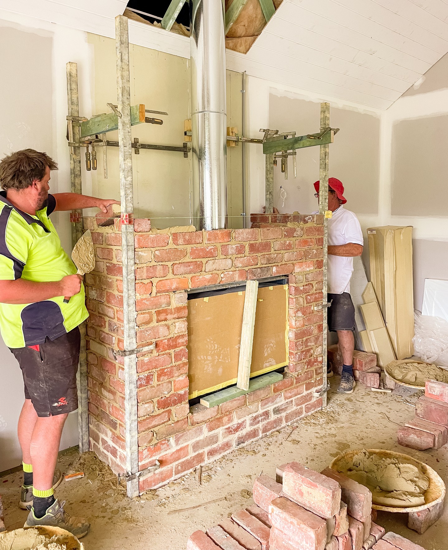 The recycled brick fireplace at Woodend going up - This is the kind of brickie work that takes time to do properly, and it shows in the finished result.
#buildtrendhomes #macedonrangesbuilder #woodend #recycledbrick #homesteadstyle