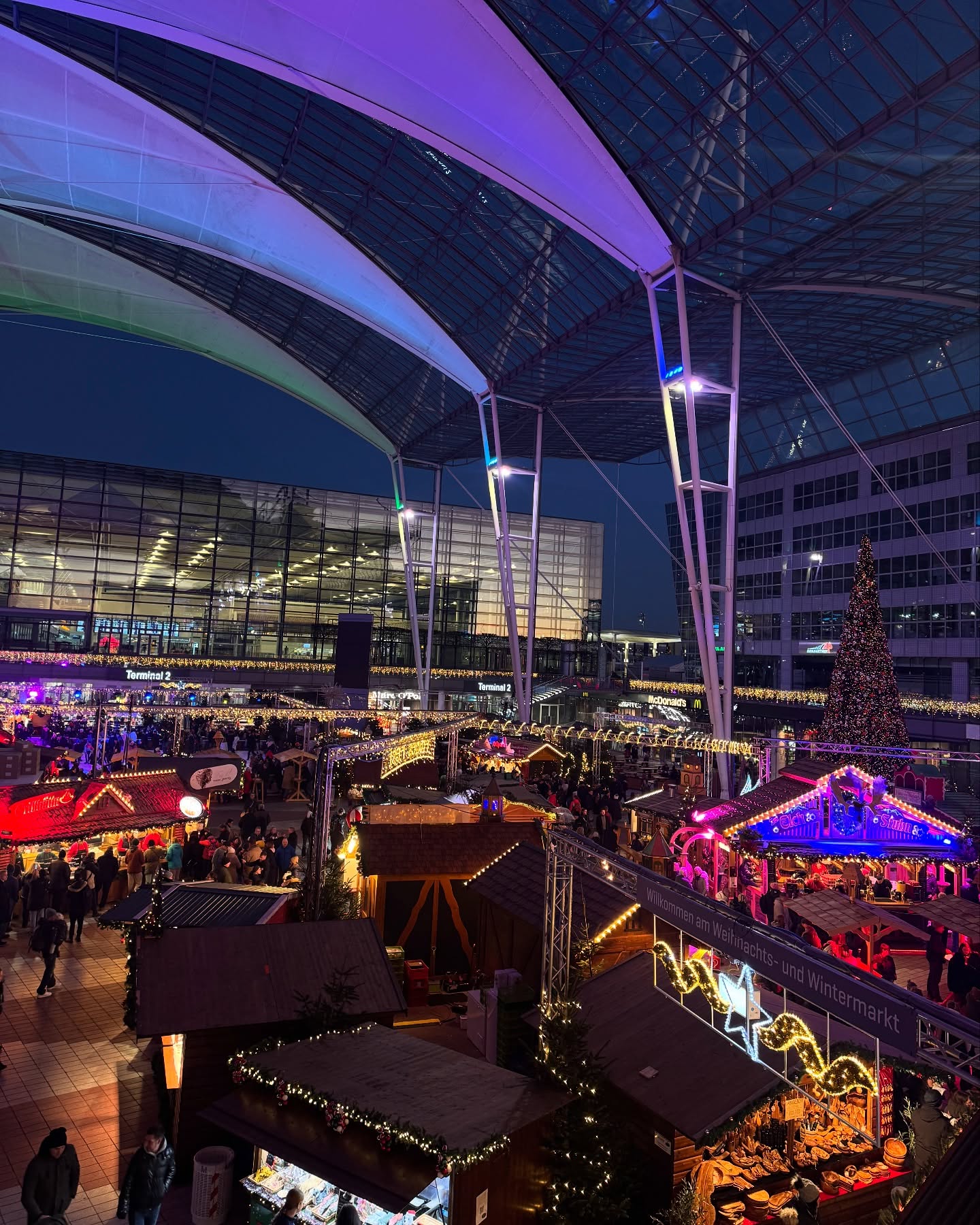 Weihnachts- und Wintermarkt 2024 am Münchner Flughafen
Hier erwarten euch rund um die große Eisfläche jede Menge kulinarische Schmankerl, reichlich gute Stimmung und unter anderem weihnachtlich wechselnde Programmhighlights.
⭐️⭐️⭐️
Außerdem kann man während dem Besuch auf dem Weihnachtsmarkt bis zu 3 Stunden kostenfrei im Parkhaus P20 parken.
_____________________
Zeitraum:
15.11. bis 29.12.2024
Öffnungszeiten:
Montag bis Sonntag: 11 Uhr bis 21 Uhr
Heiliger Abend, 24.12.2024: 11 Uhr bis 16 Uhr
Ort:
MAC-Forum
Terminalstraße Mitte 18
85356 München-Flughafen