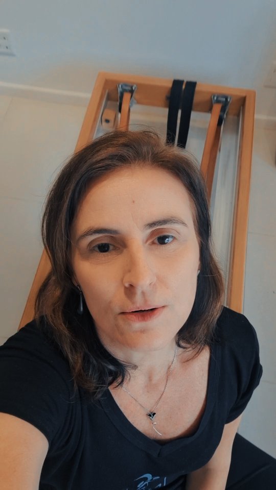 A Campanha @maythereformerbewithyou acontece todo mês de maio des 2021!
Não conhece? Passa lá na página 👆🏻.
Não é desafio, é apenas uma forma de celebrar o Reformer e trocar experiências que podem tocar no coração, treino, corpo, mente e espírito de outros profissionais e praticantes.
Eu e @marjori.am estamos esperando vocês no dia 01 de maio para iniciar essa deliciosa jornada.
Parceira @equipilates_oficial
@parceirosequipilates
#parceiroequipilates .
Só vem! Lista de exercícios 👇🏻:
Dia 01 - Footwork.
Dia 02 - Hundred.
Dia 03 - Overhead.
Dia 04 - Coordination.
Dia 05 - Rowing I e II.
Dia 06 - Rowing III, IV, V, VI.
Dia 07 - Swan.
Dia 08 - Pullint Straps e T-Shape.
Dia 09 - Backstroke.
Dia 10 - Teaser.
Dia 11 - Horseback.
Dia 12 - Short Box Round, Flat Back, Side to Side.
Dia 13 - Short Box Twist and Reach e Around the World.
Dia 14 - Short Box Tree e Side Bend.
Dia 15 - Long Stretch e Down Stretch.
Dia 16 - Up Stretch e Elephant.
Dia 17 - Long Back Stretch.
Dia 18 - Stomach Massage.
Dia 19 - Tendon Stretch.
Dia 20 - Short Spine e Frog in the Air.
Dia 21 - SemiCircle.
Dia 22 - Chest Expansion e Thigh Stretch.
Dia 23 - Arm Circles.
Dia 24 - Snake and Twist.
Dia 25 - Mermaid, Corckscrew e Tic Tac.
Dia 26 - Control Balance Off.
Dia 27 - Long Spine Massage.
Dia 28 - Kneeling Knee Stretches.
Dia 29 - Running e Pelvic Lift.
Dia 30 - Side Splits.
Dia 31 - Front Splits