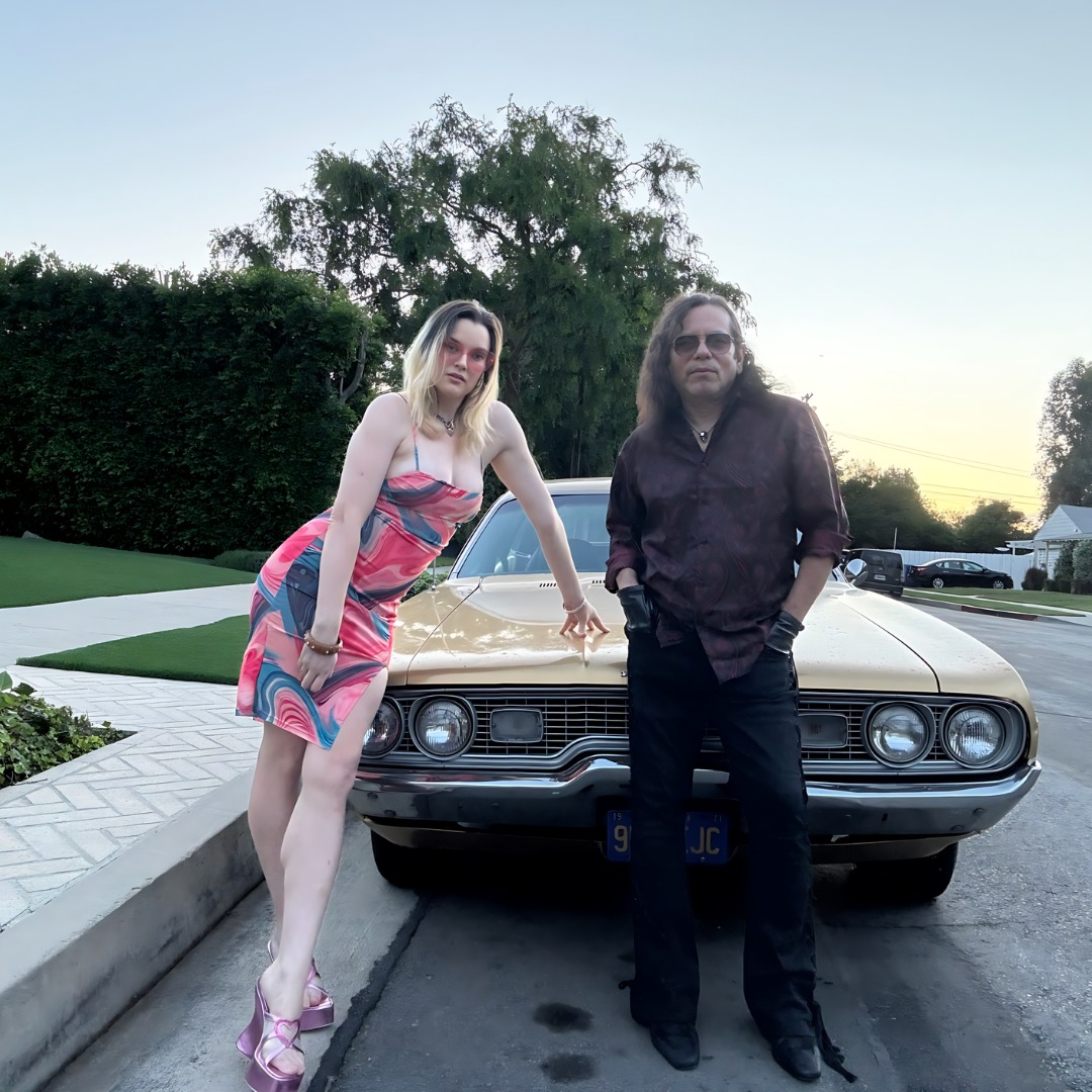 Pulled up where TV history lives.
The Brady Bunch ride is...still rolling. 🚗
No script… just vibes. 🎬