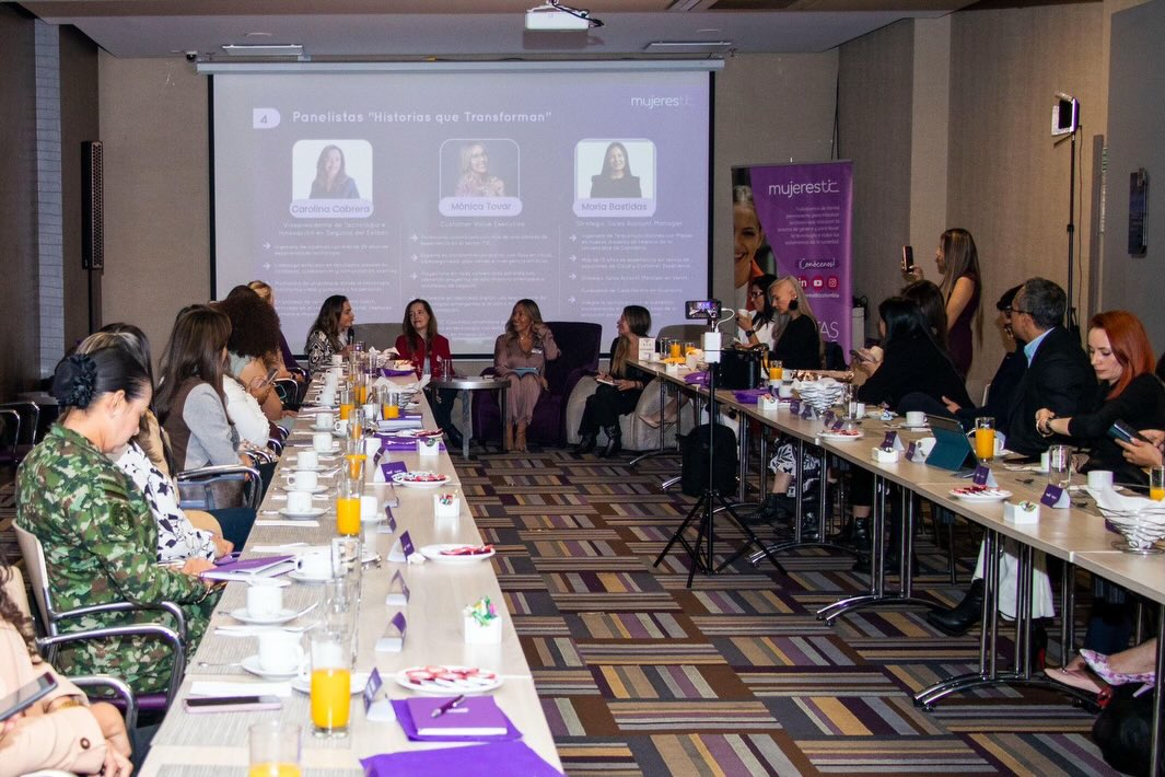 ✨ Brunch Conectadas ✨
Desde nuestro comité de posicionamiento en Mujeres TIC vivimos una mañana llena de inspiración, conexiones y conversaciones que transforman 💜
Contamos con una charla inspiradora de Mónica Zuluaga y un panel poderoso “Historias que transforman”, liderado por Gina Acosta, junto a Carolina Cabrera, María Bastidas y Mónica Tovar, quienes compartieron experiencias que nos recuerdan el impacto de las mujeres en el sector TIC.
Gracias a Angélica Vega por liderar este espacio y a @arandasoft por hacerlo posible.
Seguimos construyendo comunidad, visibilizando talento y conectando historias que impulsan el cambio 🚀
#MujeresTIC #BrunchConectadas #MujeresEnTecnología #LiderazgoFemenino #Networking