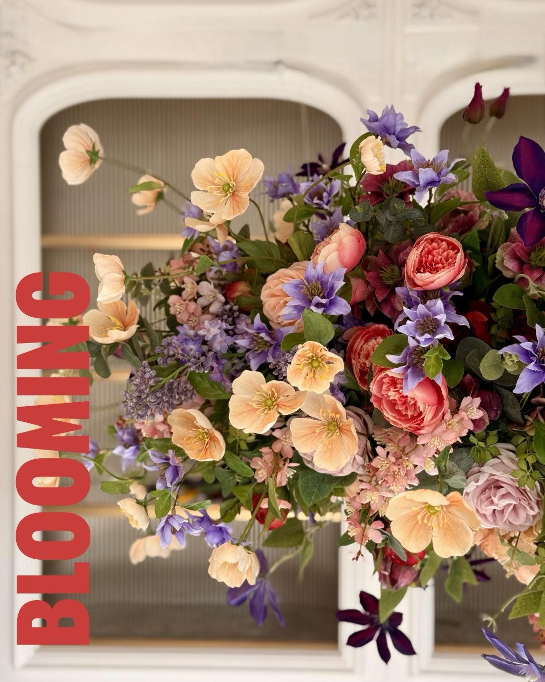 In the work of a flower designer, certain words are not just terms. They are tools, guides and sources of inspiration.
Every project has its own language, and understanding the meaning of these words helps reveal how a composition is born.
BLOOMING – The moment when a flower reaches the peak of its form and expression, full of energy and vitality.
ARCHITECTURAL – Arrangements designed to speak to the space, enhancing lines, volumes and proportions.
SEASONAL – The selection of flowers and materials in harmony with the season, for freshness, balance and coherence.
COLOR PALETTE – The selection of colours chosen for a composition, calibrated to create harmony, contrast and visual impact.
Understanding this language means understanding the precision, intention and poetry behind every bouquet.