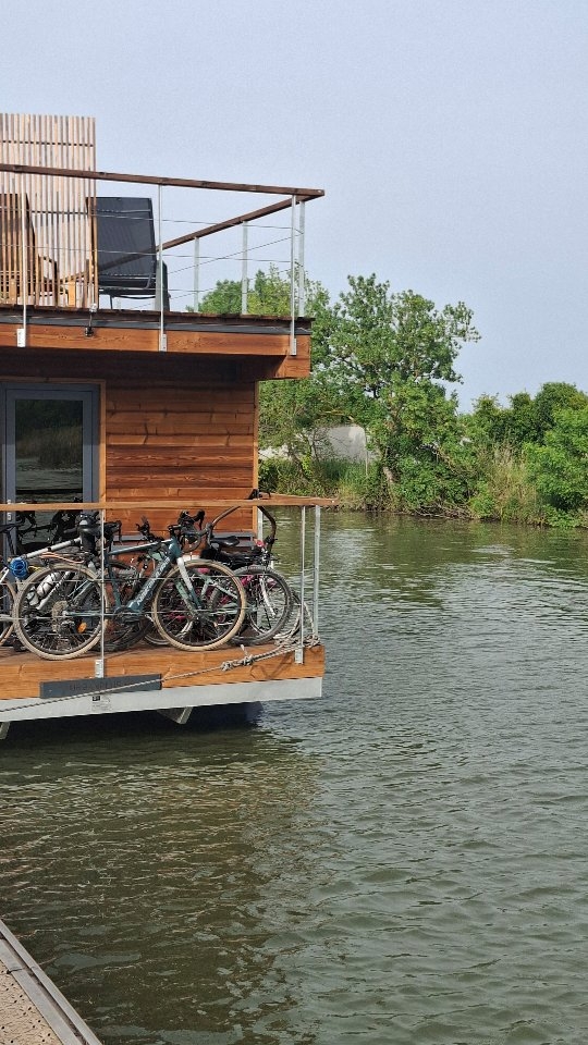 Laissez une petite trace ici de ce logement insolite. Une belle expérience pendant notre roadtrip. On part encore pour 2 jours pour arriver à Montpellier.
@houseboatcamargue
.
.
.
#serigraphie #poussiereredesrues #veloroadtrip #family