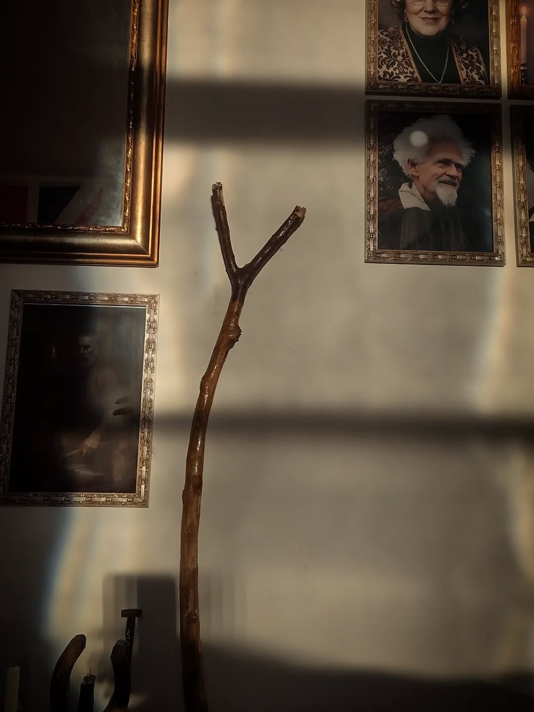 A Caminhada para a Sabedoria
A caminhada em direção à Sabedoria ou, como costumo dizer, a perseguição da Dama Sofia é um ato contínuo, vivido a cada instante da existência. Muitas vezes, consigo perceber suas pegadas à minha frente; sinto seu perfume suave, como flores da primavera, e então sei: a Dama passou por aqui. Está próxima. Basta que eu a alcance.
Há aqueles, porém, que não caminham sozinhos. Alguns são guiados por mestres e mestras, que apontam onde a Dama se encontra seja dançando, festejando, bebendo ou comungando entre os seus. Esses caminham com indicações claras, com sinais que lhes revelam onde buscar e onde encontrar. Existem, assim, dois tipos de caminhantes.
Os primeiros possuem a mão que aponta, a seta que direciona, o ensinamento que revela: “batei, e abrir-se-vos-á”. São conduzidos até o portão e lhes é dito que basta atravessá-lo.
Os outros são como eu: perseguidores de rastros, sabem por onde a Dama passou, mas não onde ela está. Caminham pela intuição, pelo instinto, pela leitura dos sinais deixados no mundo. Não lhes é dado um caminho pronto é preciso aprender a ver.
E foi assim que compreendi: o fogo que arde entre os chifres ilumina as pegadas da Dama. Ele revela aquilo que não está explícito, guia sem impor, mostra sem aprisionar.
Nesse entendimento, percebi que o caminho até a Dama Sofia não depende necessariamente de uma autoridade espiritual encarnada. Há algo além da carne uma presença sutil, um guia invisível que aponta as direções quando nos encontramos nas encruzilhadas.
Nunca estamos verdadeiramente sozinhos.
O desejo por um mestre nasce, muitas vezes, da necessidade humana de pertencimento. Mas, para o caminhante da Via do Dragão, a verdadeira união se dá com o Tutelar da Arte , uma ligação que deve ser enraizada desde o primeiro instante em que o coração sente o chamado.
Seja através de um mestre que aponta, ou do Velho que ilumina silenciosamente o caminho, o caminhante jamais estará só desde que deseje, com sinceridade, encontrar a Sabedoria.
Cain Mirren
#widsom #witchcraft #cunningfolk #pellar #tradwitch