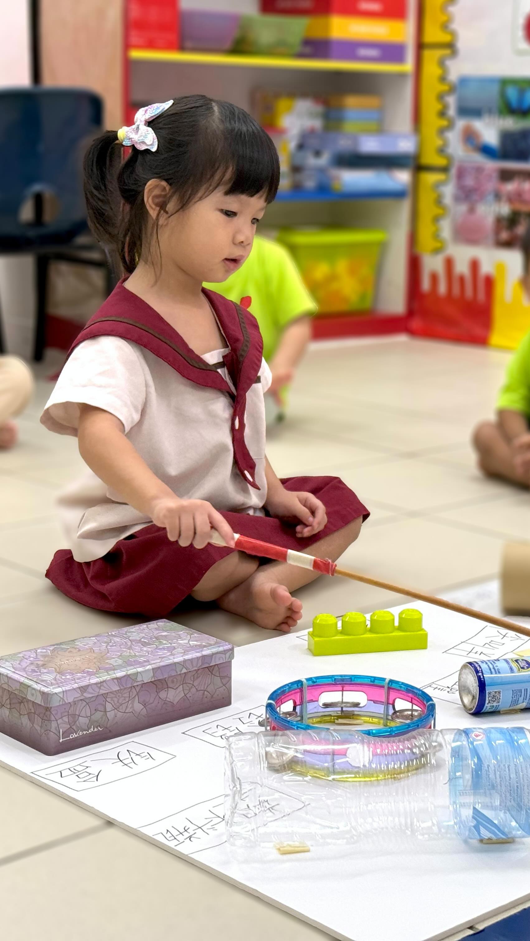 𝗟𝗶𝘁𝘁𝗹𝗲 𝗘𝗮𝗿𝘀, 𝗕𝗶𝗴 𝗗𝗶𝘀𝗰𝗼𝘃𝗲𝗿𝗶𝗲𝘀 👂🏻
Our Nursery 1 children explored the world of sound, learning that a gentle tap sounds very different from a big strike, and that not all sounds sit at the same pitch. This is what learning looks like when curiosity leads the way.
🔊 Loud, soft, high, low, and a whole lot of joy in between.
#ApplelandPlayhouse #SensoryLearning #CuriousMinds #sgpreschool #sgmummy