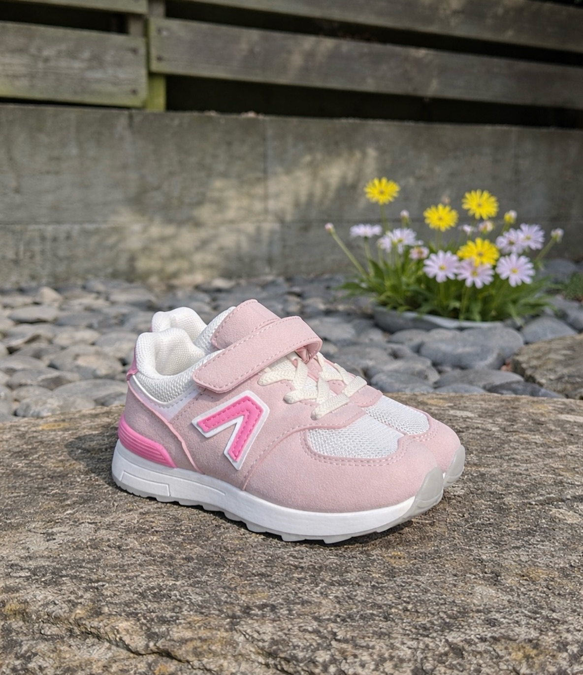 🌸 👧🏼Små skridt med stor stil 👧🏼🌸
Disse søde sneakers er perfekte til aktive børn på farten 👟💕
Kun 249,95✨
✔️ Lette og behagelige hele dagen
✔️ Nem velcrolukning – perfekt til små hænder
✔️ Blød sål til leg og bevægelse
Klar til leg, eventyr og masser af grin 💖
Find dem i shoppen nu via link i bio ✨
#børnesko #kidsstyle #sneakers #komfort #shoes
