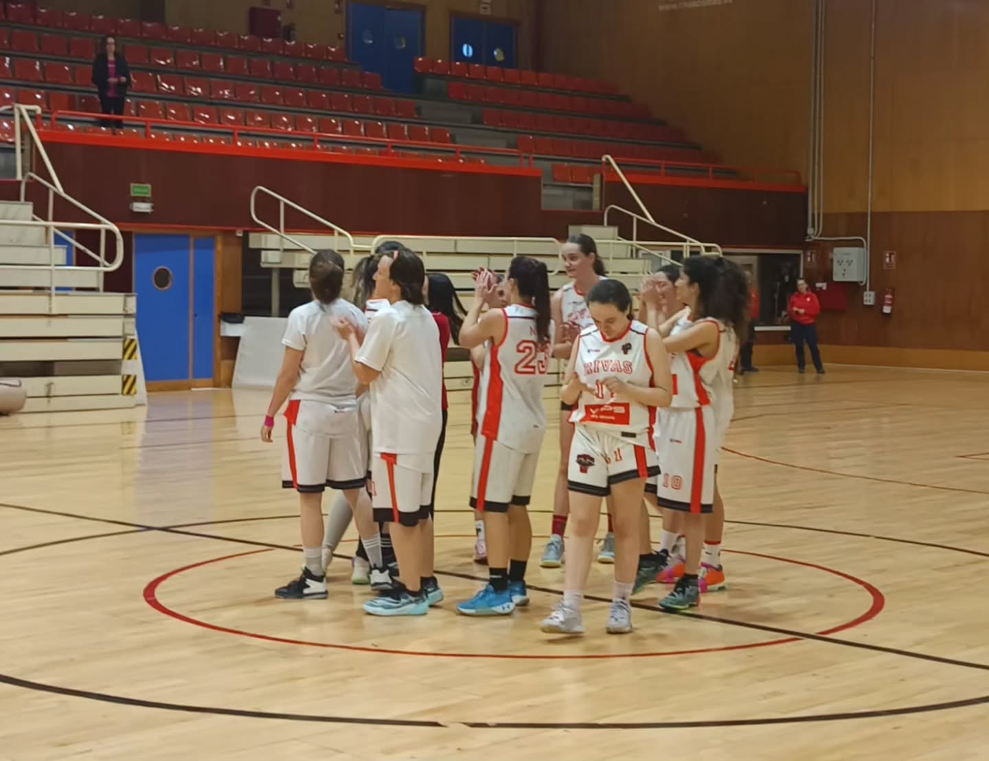 Senior B femenino gana en el Cerro a Arcangel Rafael 61 a 60.
A pesar de un mal inicio (2 a 17) supimos sobreponernos y reducir la diferencia antes del final del primer cuarto.
Un segundo periodo más acertado desde nuestra parte y con una defensa mucho más efectiva,. logramos irnos al descanso con 4 puntos de desventaja.
En el tercer cuarto seguimos con esa buena defensa y eso nos hizo ponernos delante en el marcador.
A partir de ese momento fuimos aumentando poco a poco la diferencia hasta los 7 puntos a falta de 2 minutos, pero el acierto de nuestras rivales en el triple y en los tiros libres, nos hizo llegar a un final de infarto que terminó, está vez sí, de nuestro lado, no habíamos tenido suerte en los partidos ajustados y por fin llegó.
Gran esfuerzo de todo el equipo y a esperar que las lesionadas hoy estén pronto de vuelta.