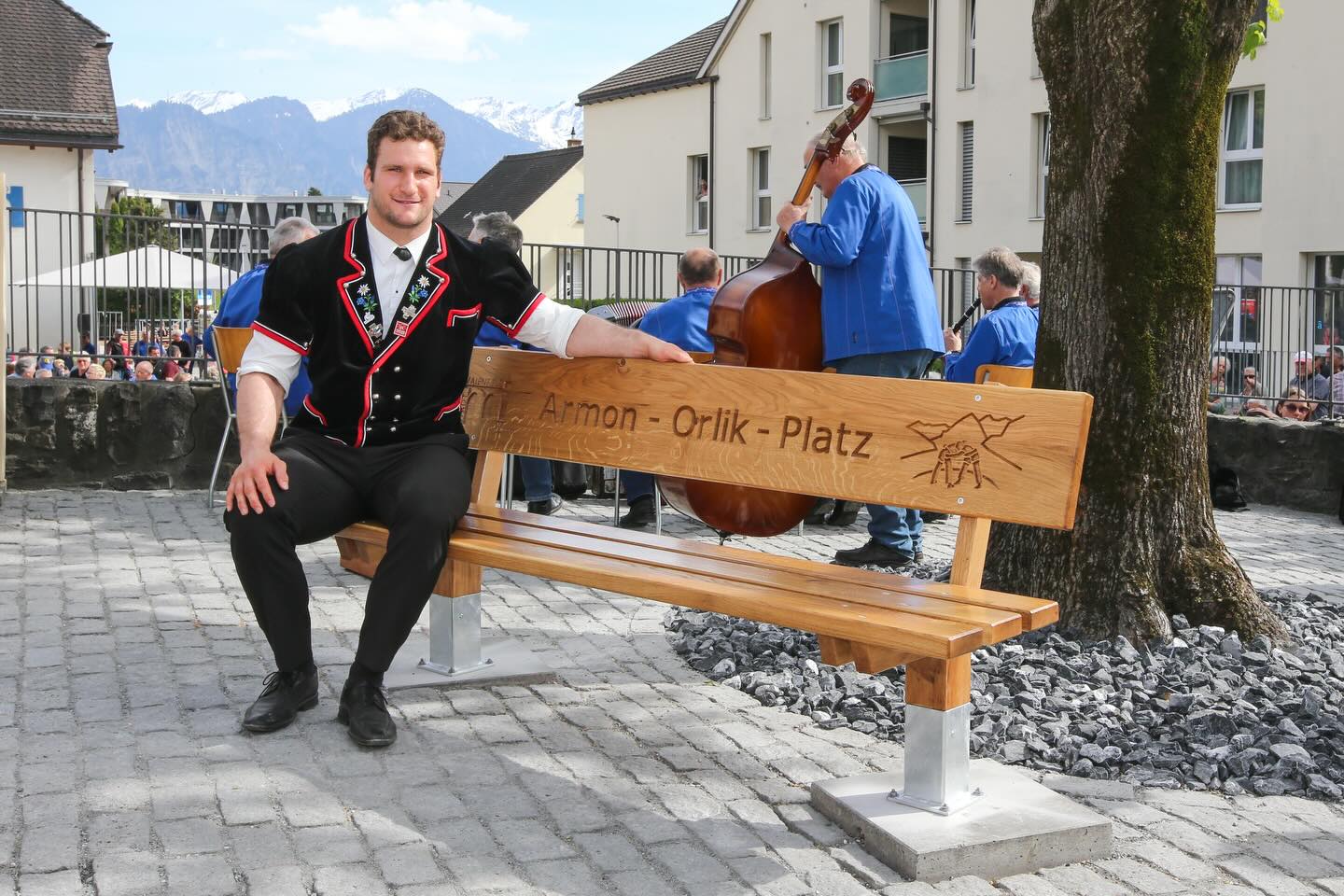 Armon-Orlik-Platz eingeweiht!
Heute fand in Maienfeld die Einweihung des dem Schwingerkönig gewidmeten neuen Platzes statt. Neben Stadtpräsident Heinz Dürler hatten auch die Kapelle Oberalp mit ihrem Marsch «Für üsera Schwingerkönig Armon Orlik» sowie der Weinbauverein Maienfeld mit einer eigens geschaffenen Cuvée als Geschenk für den König ihre Auftritte.
Der Platz ziert eine von Erhard Accola erschaffene Holzfigur, zwei Sitzbänke sowie eine Info-Tafel. Macht beim nächsten Aufenthalt in Maienfeld doch eine kleine Pause auf dem «Armon-Orlik-Platz»! Vollständiger Bericht auf hosalupf-Website.
📸: Erwin Keller
#Schwingen #Tradition #Graubünden #Maienfeld #Schwingerkönig