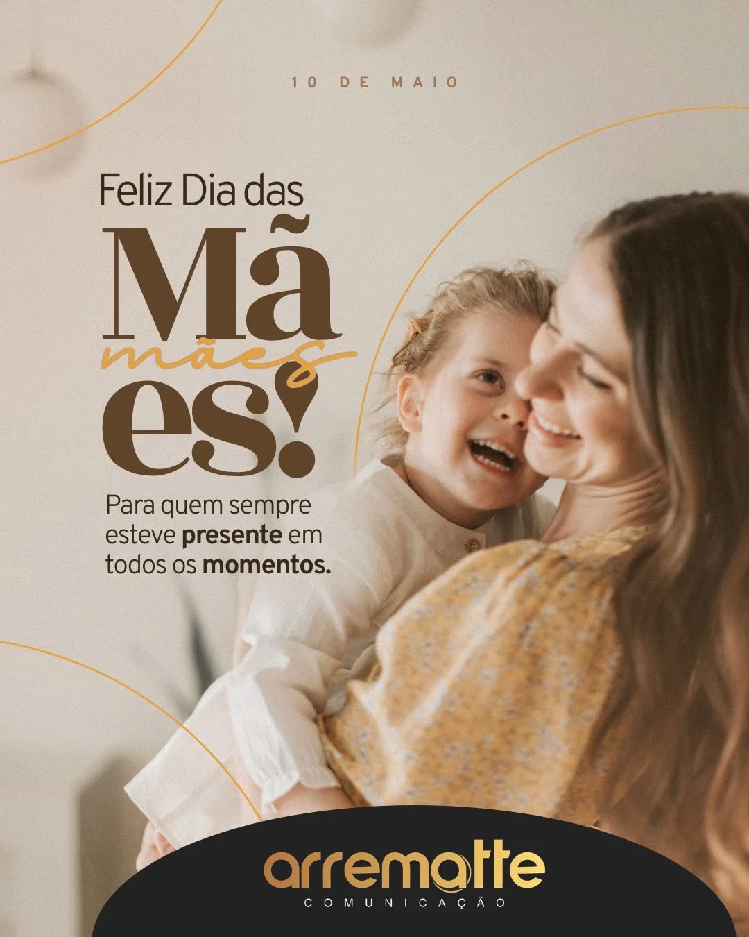 Mãe é presença.
Mesmo no silêncio, na correria ou no cansaço.
É quem sustenta os detalhes que quase ninguém vê, mas fazem toda diferença todos os dias.
Neste Dia das Mães, nosso reconhecimento a quem transforma cuidado em força, rotina em amor e presença em memória.
Feliz Dia das Mães. 🤍
Arrematte Comunicação
#DiaDasMães
#FelizDiaDasMães
#Homenagem
#ArrematteComunicação
#ComunicaçãoVisual