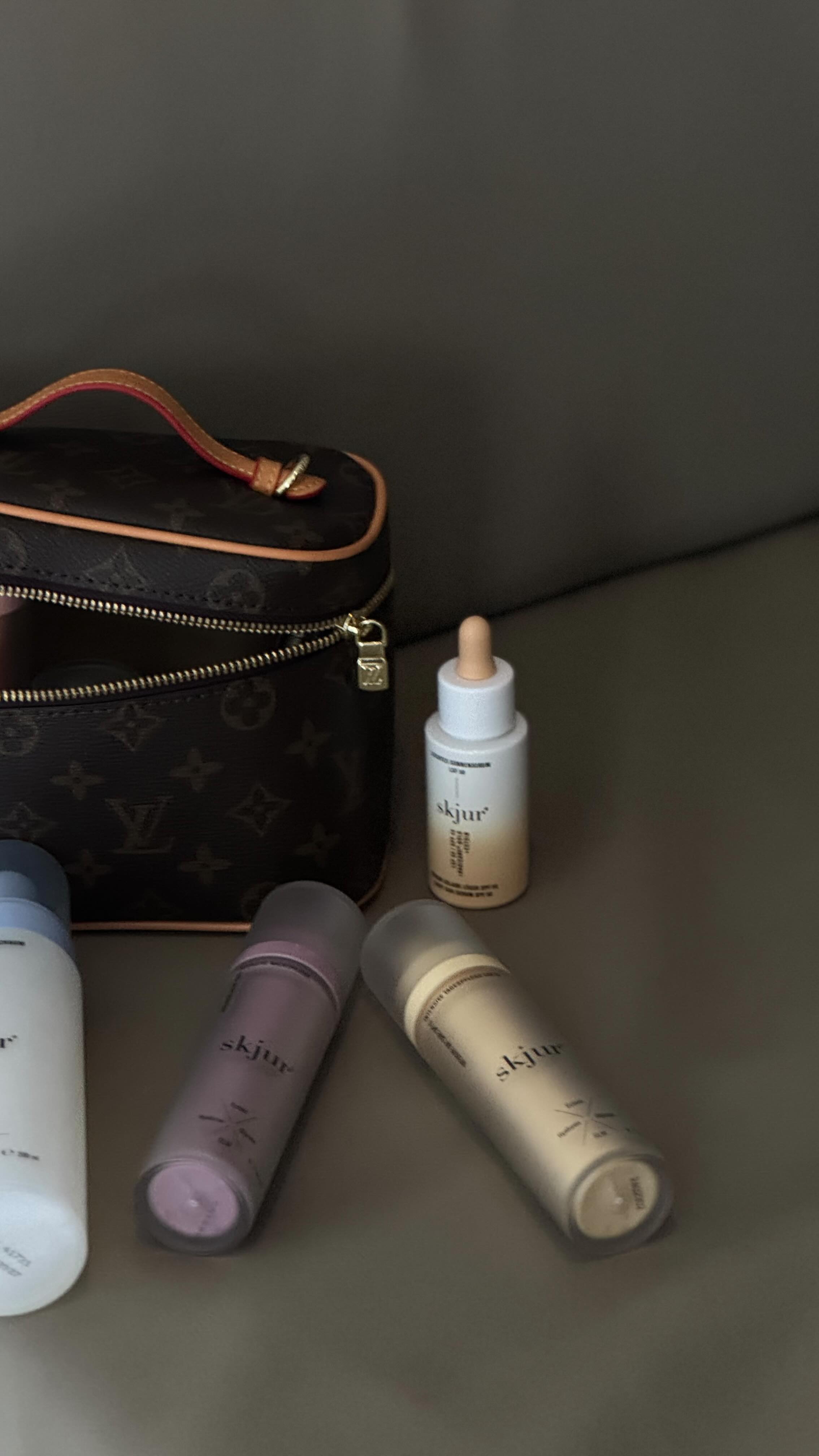 Stealing my girlfriend’s skincare. Ja, auch Männer brauchen effektive skincare. Nur eben ohne 10 aufwendige Steps.
Weniger Produkte, bessere Wirkung. Genau das ist Skinimalism.
skjur® simpel, effektiv und ohne Overload ✨
Jetzt auf skjur.shop und in Apotheken in Österreich
#skjur #mensskincare #skinimalism #hautcreme