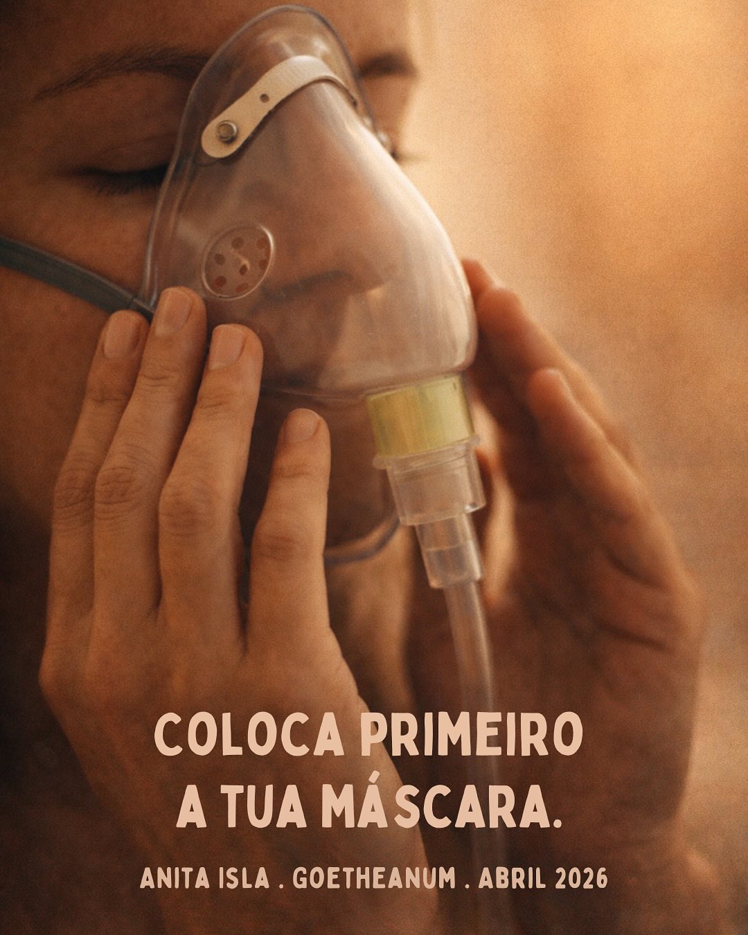 Ela tem cinquenta anos de experiência. Trabalhou em comunidades no Chile onde as educadoras partilhavam os mesmos traumas das crianças que acompanhavam, cresceram nos mesmos bairros, viveram histórias parecidas.
E foi ela, Anita Isla, quem trouxe ao Goetheanum a imagem mais simples e mais exigente de toda a semana.
A máscara de oxigénio.
“Coloque primeiro a sua máscara antes de ajudar outros.”
Toda a gente conhece esta instrução. Quase nenhuma educadora a aplica a si própria. Estamos habituadas a dar primeiro. A dar sempre. Até não ter mais nada para dar.
Anita deu-nos também um nome para aquilo que muitas de nós já sentimos mas raramente nomeamos: cronopathia — a síndrome contemporânea da falta de tempo. O Kronos que devora, que pressiona, que nunca chega.
E o seu oposto: o Kairos. O tempo certo. O tempo vivo. O tempo do ritmo. Quando a educadora vive em Kairos, a criança também respira.
No Chile, no final de cada ano de formação com educadoras de comunidades vulneráveis, Anita fazia sempre a mesma pergunta: “Como foi este ano para ti?” E todas choravam. Não porque correu mal. Porque estavam presentes. Porque algo tinha mudado dentro delas. não os problemas externos, mas uma porta interior.
Falamos muito deste tema nas nossas formações. Na diferença entre rotina e ritmo. Entre o tempo que nos devora e o tempo que nos devolve a nós próprias. Entre chegar à sala com a máscara colocada, ou sem ela.
“Para uma criança, o educador é o sol. Quando irradia confiança, resiliência e coerência, as sementes podem finalmente germinar.”
👉 Qual é o teu Kairos? O momento da semana em que o tempo para, e tu respiras de verdade? Conta-nos nos comentários.
💛
@anitamariaisla
Conferência Mundial de Educação Infantil Waldorf — Goetheanum, Abril 2026.
🔗 Link na bio — A Pedagogia do Invisível, formação para educadoras dos 0 aos 3 anos.
🔗 www.raizesdoser.pt