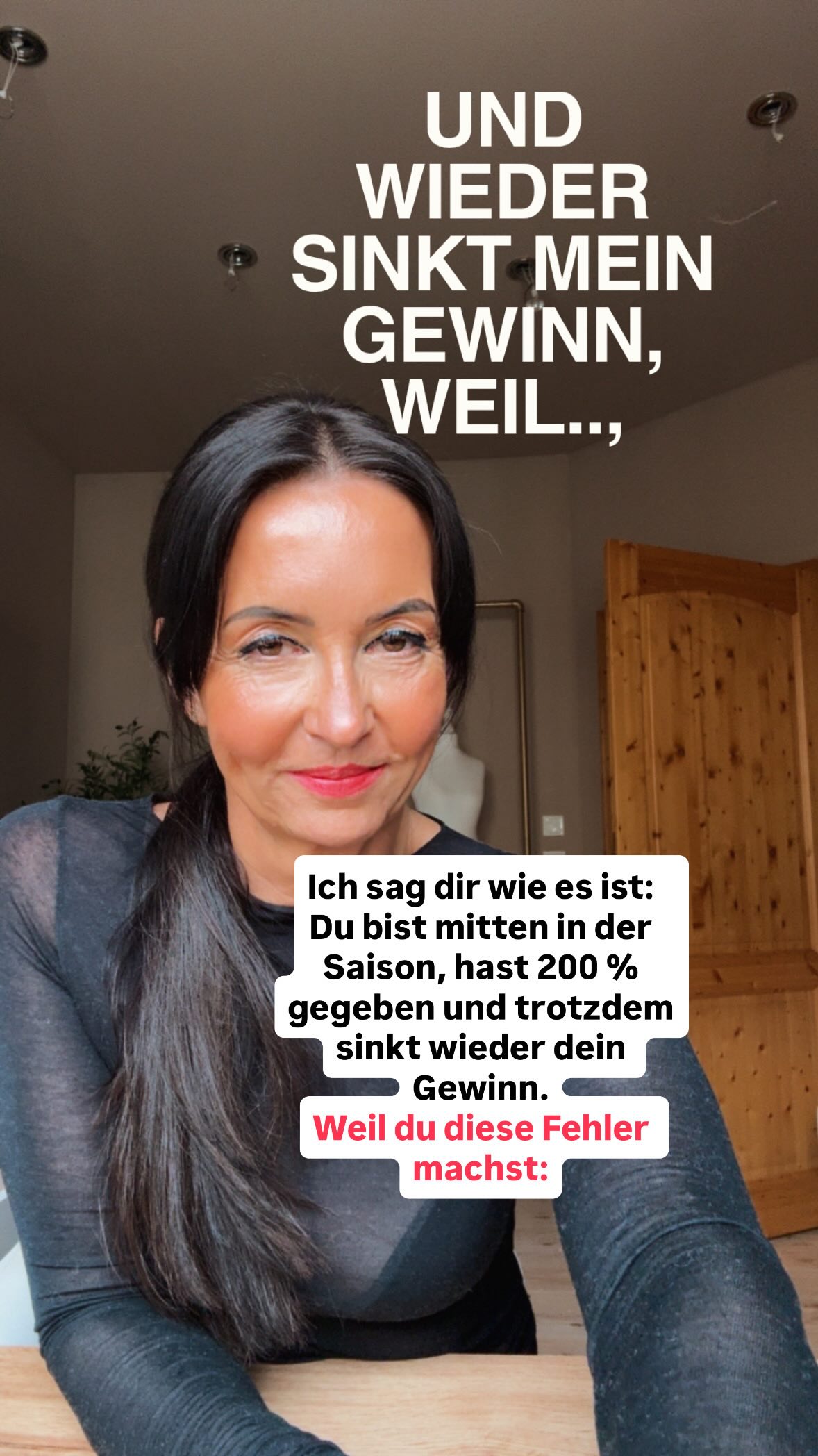 Du bist nicht das Problem.
Dein System ist es.⚡️
Du bist mitten in der Saison.
Du gibst alles.
Und trotzdem bleibt am Ende zu wenig übrig.
Das hat nichts mit Fleiß zu tun.
👉 Es liegt an deinen Strukturen.
Viele Store-Inhaberinnen:
➡️kaufen wie früher ein
➡️denken zu sehr in Umsatz
➡️überdenken nicht ihre Marken
➡️verhandeln nicht neu
➡️haben keine klaren neuen Kalkulationen
Und genau deshalb sinkt der Gewinn.
Nicht, weil du zu wenig machst.
Sondern, weil dein Business nicht richtig aufgebaut ist.
Mehr Umsatz bringt dir nichts,
wenn dein System nicht funktioniert.
—
Wenn du das Gefühl kennst,
dass dein Business dich nicht mehr trägt.
👉 Dann wird es Zeit, hinzuschauen.
JETZT!
Schaust Du schon hin und veränderst was❓
Ulrike Dubiel, the Store Coach
Inhaberin: BE You
BUSINESS COACH für FRAUEN
STORE COACHING
BUSINESS COACHING
ERFOLGSCOACH
UNTERNEHMERINNEN
UNTERNEHMERIN MIT STORE
BRIDAL STORE
———————————
#unternehmerinnen #storecoaching #businesscoachingfürfrauen #bridalstore