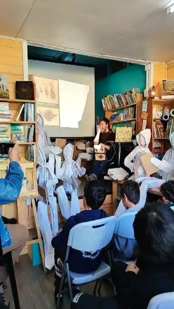 Conversatorio con el artista Claudio Acuña @factoria_papel, donde presenta su libro “Anotaciones de Biología Viva; los fantásticos Cuadernos de Malaquías Gabilante".