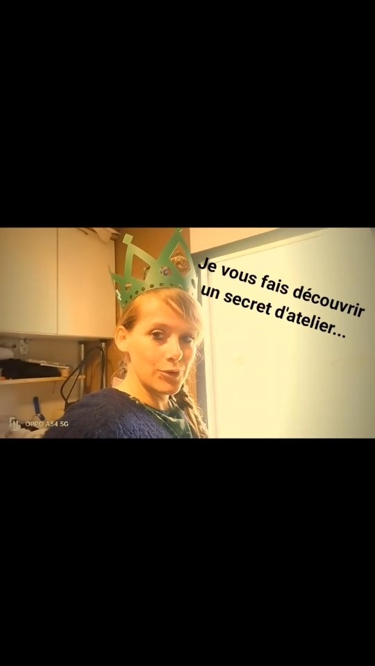 Aujourd'hui, je vous fais découvrir un secret d'atelier...
Les journaux de bord de mon imagination.
Vous savez ce que c'est un journal de bord ?
C'est l'endroit où je mets tous mes croquis, mais mes crash test...
Parce que des fois, je dessine une dizaine de modèles pour n'en choisir qu'un ! C'est donc un véritable trésor, une mine d'inspiration, de souvenirs et de recherche...
Et vous ? vous avez des carnets secrets ?
J'espère que cette petite vidéo, vous a fait découvrir une face de mon travail.
N'hésitez pas à me le dire si vous aimez ce style vidéo.
Bonne semaine à tous
#elphidesiderata #delphineleblet
#costumierebretagne #styliste #stylistebretagne
