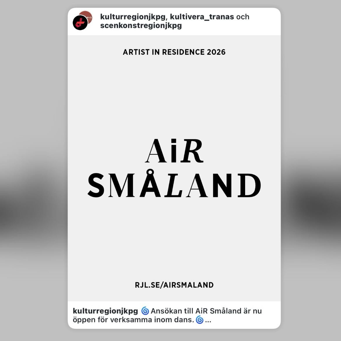 Inlägg delat från @kulturregionjkpg , @kultivera_tranas , @scenkonstregionjkpg :
-——
” 🌀Ansökan till AiR Småland är nu öppen för verksamma inom dans.🌀
AiR Småland är ett residensprogram för konstnärligt undersökande arbete, som drivs av Region Jönköpings län med stöd av Kulturrådet. AiR Smålands dansresidens genomförs hösten 2026 i samarbete med Kultivera i Tranås under perioden oktober till november. Vi söker nu både en lokal stipendiat med koppling till Jönköpings län och en gästande stipendiat från resten av Sverige eller världen. Senast den 8 maj vill vi ha din ansökan.
🌀Läs mer på rjl.se/airsmaland🌀 ”
———-