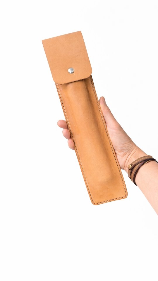 -- COMMANDE SUR MESURE : Un étui à couteau chargé d’histoire --
Marina m’a contactée depuis Dijon pour fabriquer un étui sur mesure destiné à son ami. Le couteau appartenait à son grand-père, un objet chargé de souvenirs et de valeur.
Elle m’a envoyé des photos du couteau avec ses dimensions. À partir de là, je lui ai fait quelques propositions, jusqu’à trouver ensemble la forme et les personnalisations qui correspondaient à son idée.
Cette commande m’a particulièrement touchée.
Je suis moi aussi très attachée aux objets de famille, ceux qui traversent le temps et que l’on garde précieusement. C'était important pour moi de donner à cet étui une vraie authenticité, comme s’il avait autant de vécu que le couteau.
Une création réalisée avec beaucoup d’attention, pour accompagner une histoire déjà bien présente.
Bonne soirée
Marion
#couteau
#etui
#couteauartisanal
#cuir
#coutellerie