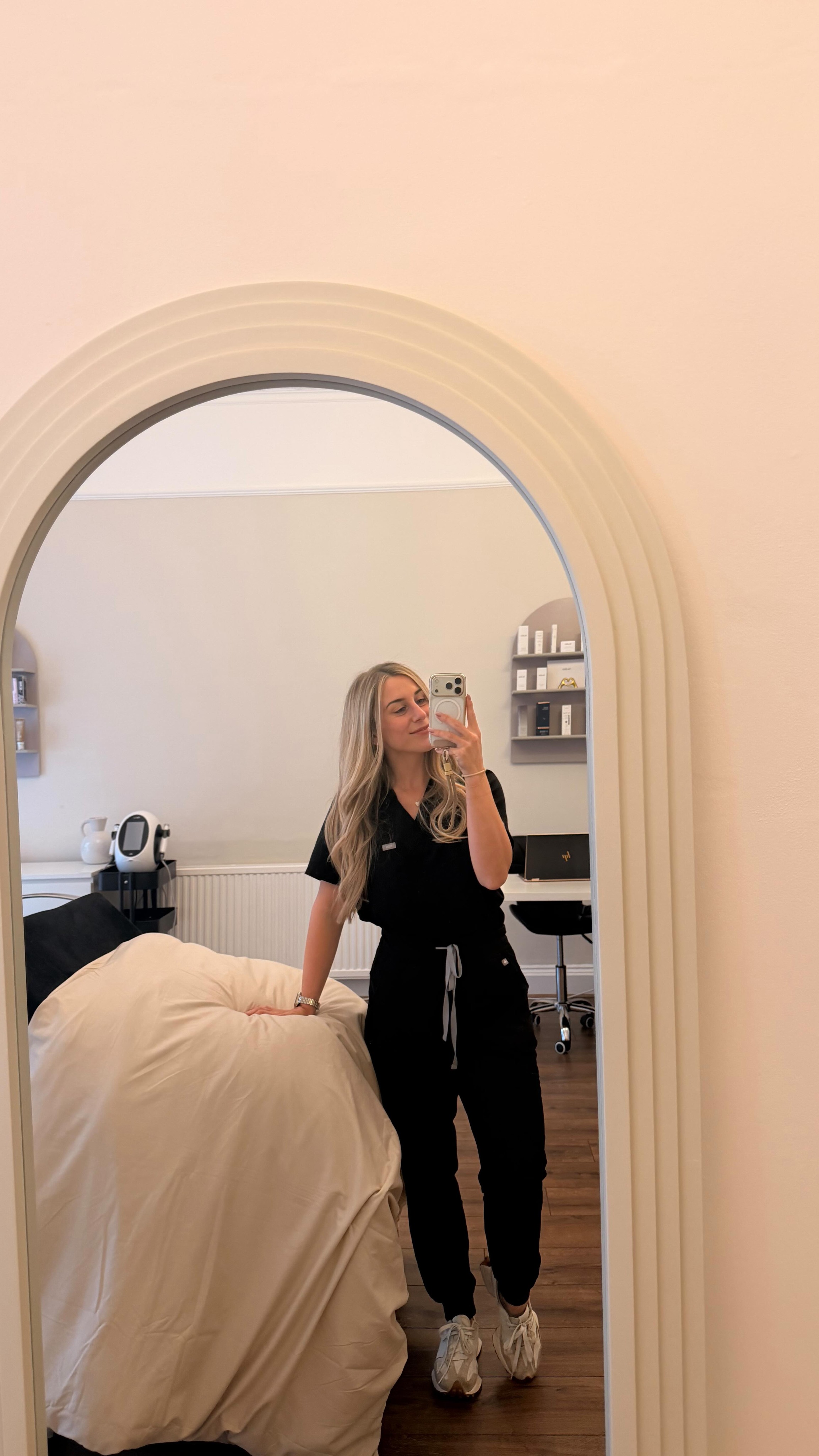 Here are my honest favourites as a sensitive girlie + what you NEED to know before buying…
(Prostaglandin vs non-prostaglandin = important!)
WHAT IS PROSTAGLANDIN?
Some lash serums contain prostaglandin analogues which can:
✔️ Speed up lash growth
✔️ Make lashes look longer & darker
BUT… they may also cause:
⚠️ Irritation
⚠️ Redness
⚠️ Styes & Chalazions
⚠️ Darkening of eyelids
⚠️ Orbital fat loss (sunken eye look over time)
Not for everyone ❌