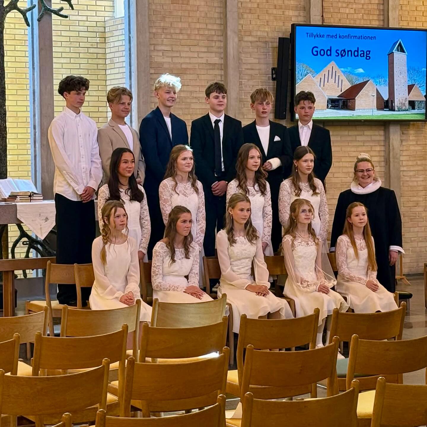 Den her flok smukke, unge mennesker fra vores 7. klasse blev konfirmeret i søndags i Fredens Kirke 💒🥹
Kæmpestort tillykke til jer alle sammen 🇩🇰
Vi håber, I havde en helt uforglemmelig dag sammen med jeres familier og venner ❤️
Mandag mødtes de ved egetræet i skolegården, inden det gik løs med Blå Mandag-oplevelser i både Aarhus og Herning 🥳
Dejligt at have jer tilbage i hverdagen, venner! Også selv om I (helt forståeligt) var en LILLE smule bælgøjede, da I mødte ind igen 😅
#Konfirmation #Tillykke #BlåMandag #HerningFriskole #EtGodtStedAtLæreVæreOgVokse
📸 Tak for lån af fotos til forældrene i 7. klasse 🙏