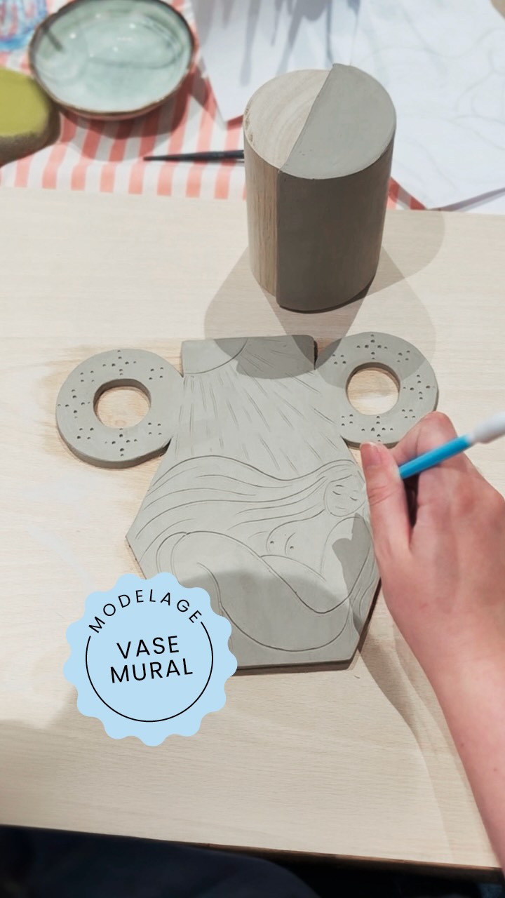 Nouvel atelier modelage chez Manifik Céramic Café ♥️
Après les ex-voto et les bougeoirs, découvrez notre nouvelle thématique : le vase mural. 🌸
Pendant 2h30, laissez-vous guider pour découvrir les gestes du modelage et façonner une pièce à la fois design et personnelle. Une expérience créative accessible à tous, pour créer un objet unique qui trouvera naturellement sa place dans votre intérieur.
Quelques dates seulement sont disponibles et les places sont limitées.
Réservez dès maintenant votre atelier sur manifik.fr et laissez éclore le Manifik en vous. ♥️
—
modelage céramique Strasbourg - atelier créatif Strasbourg - céramique fait main - atelier poterie - activité créative adulte - idée sortie Strasbourg - atelier DIY - décoration murale - vase mural - fait main France - création artisanale - expérience créative - loisir créatif - atelier en couple - activité entre amis - atelier artistique Strasbourg