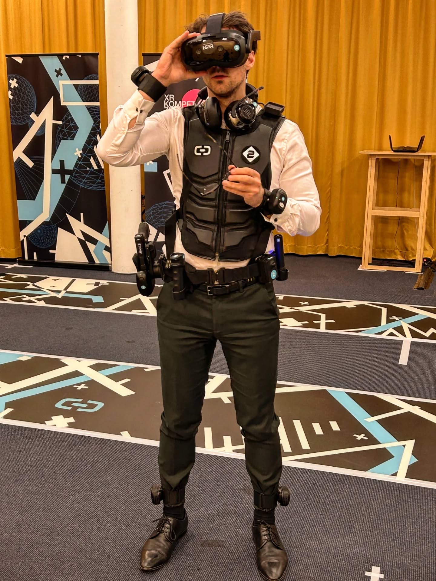 👮 Virtual Reality als Training für den Ernstfall👮
Die Geschäftsleitung des Kantonsrat Zürich durfte das Kompetenzzentrum XR kennenlernen. Hier werden Einsätze der Polizei möglichst realitätsnah simuliert - damit im Echteinsatz alles reibungslos verläuft.
👮 Wir waren beeindruckt! 👮
Vielen Dank für eure grossartige Arbeit Kantonspolizei und Stadtpolizei Zürich zu Gunsten eines sicheren Kantons und einer sicheren Stadt Zürich!
Herzlichen Dank insbesondere an Marius Weyermann, Roland Gugger und natürlich auch Regierungsrat Mario Fehr.