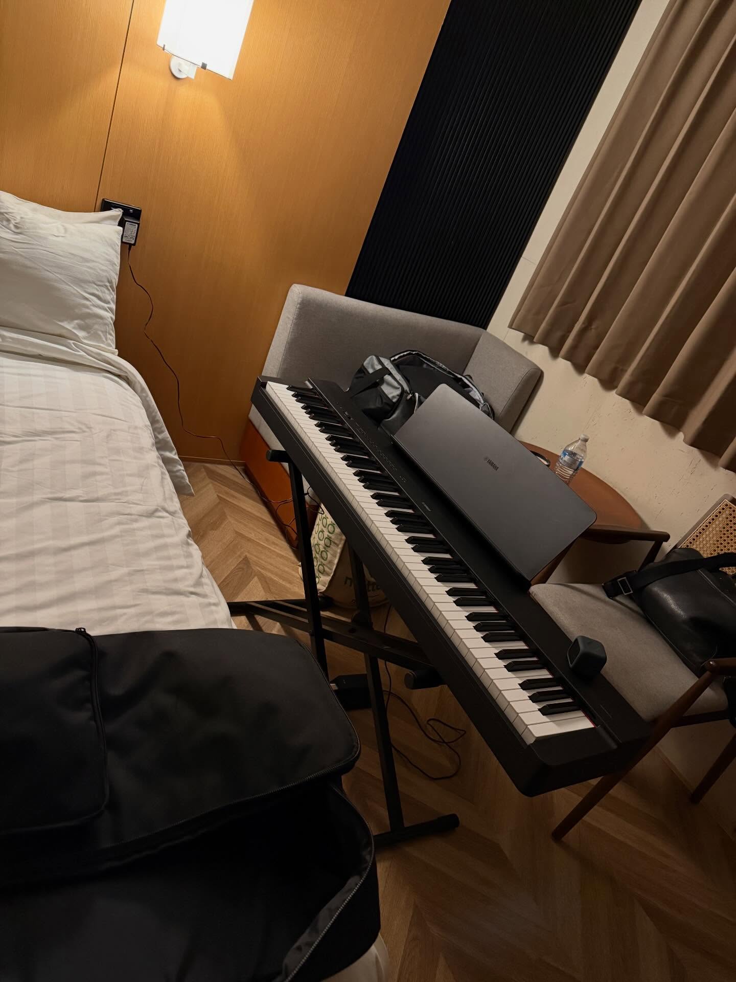 …you can’t practice piano in bed? Pfft, you can! Hotel life! Coonabarabran, you have been great (and bloody cold) ❄️☃️❄️☃️❄️☃️❄️☃️❄️☃️❄️☃️❄️☃️❄️#playpianoplay #yamaha #coonabarabran #whatsonNSW #waggaweekendermusicfestival