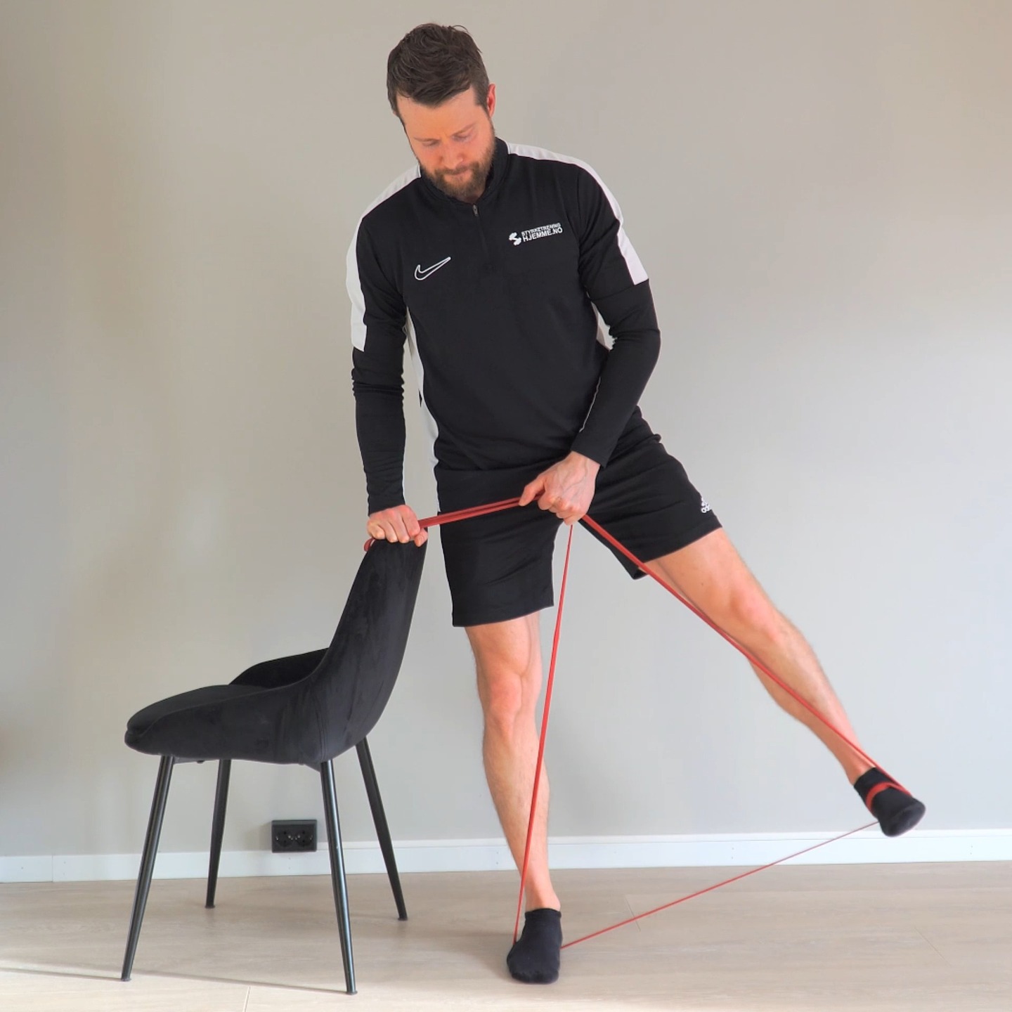 Tren utside av rumpa med et powerband (langt rundt strikk) 🔥🍑
📲 Bli STERK hjemme med APPen vår: https://styrketreninghjemme.no
#biceps #hjemmetrening #styrketrening