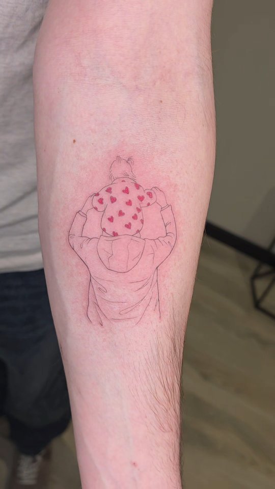 Van een foto van vader & dochter 👨👧
naar een fineline tattoo ✍️🖤
En die kleine rode hartjes… love it ❤️
#finelinetattoo #tattooart #fatheranddaughter #love #inked