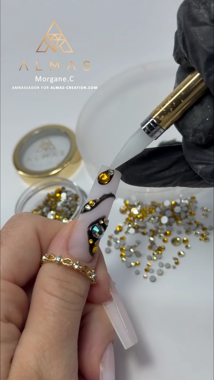 Que pensez-vous de cet irrésistible effet réalisé avec la Crystal Glue Gel, le paint Black Storm et le Mirror Effect 2? 🤩
Si vous souhaitez reproduire le travail Morgane, munissez-vous également des capsules Coffin XXL Clear, du builder Cherry Blossom, des strass 6 et de la finition brillante Master Top Coat! 🔥
#squarenailshape #goldnails #strassnails #nailssquare #frenchnail