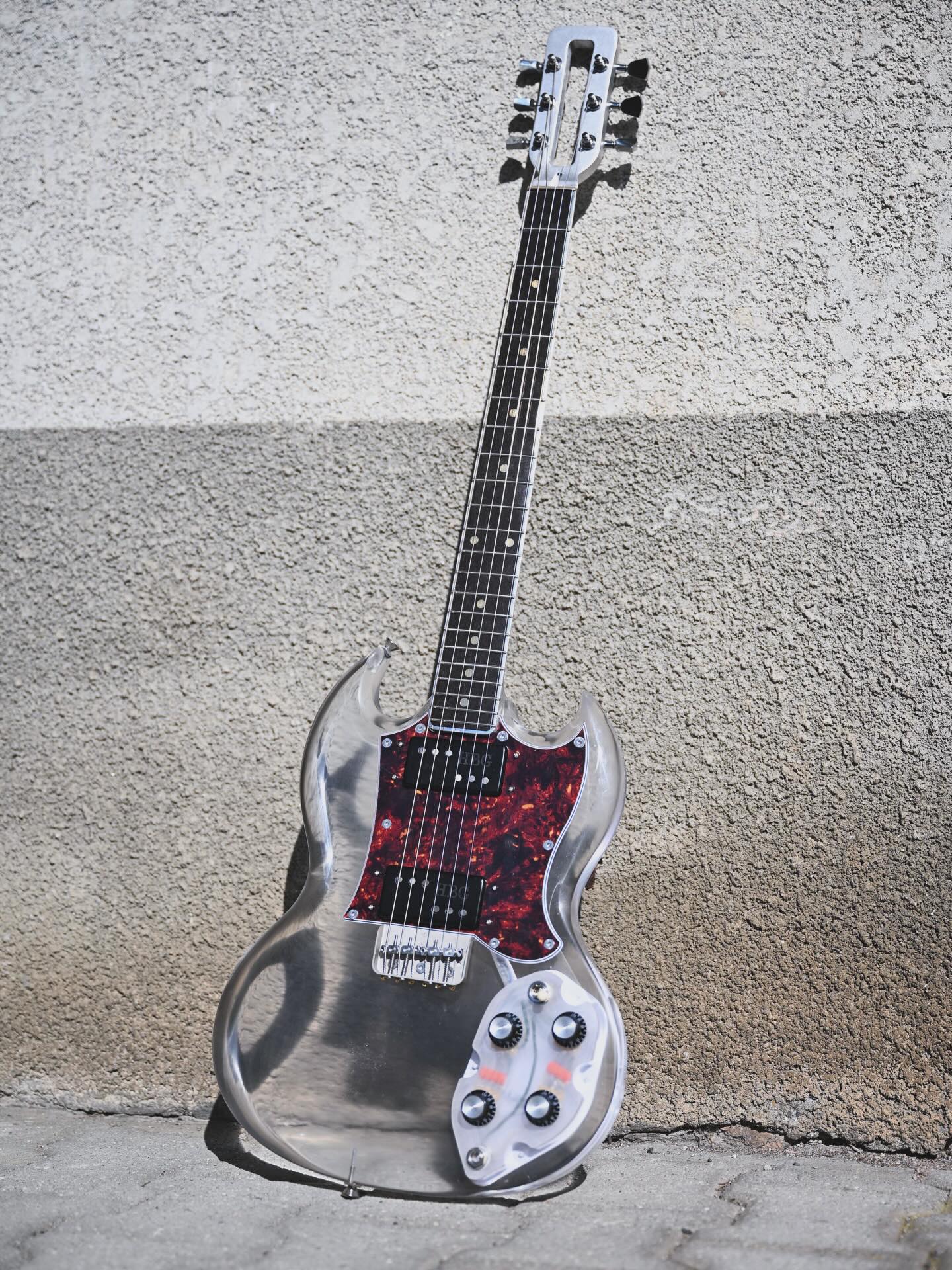 Finally done with this beautiful custom order. Of course you’ll see the inspiration of John Dwyers EGC DS in it but Gletty’s touch. I love those Lucite and did one for me few years ago that I can’t let go (that’s why it’s no longer available on Reverb). Just got to say it plays incredibly amazing and the sustain you have with an aluminum neck and an acrylic GS body is out space.
Would love to make a lot more Columbia’s like that if anyone is interested and has no fear about 5kg on their shoulders. It’s super well balanced and feels great with no neck dive at all.
I still have two open slots for this year if you want to purchase a custom Gletty by the way.
Thanks a lot Mathias for your patience and trust. Hope you gonna love it.
Cheers and Rock on everyone ⚡️🙌🏻⚡️
Alexandre
#glettyguitars
#aluminumneck
#luthier
#guitar
#customguitar
