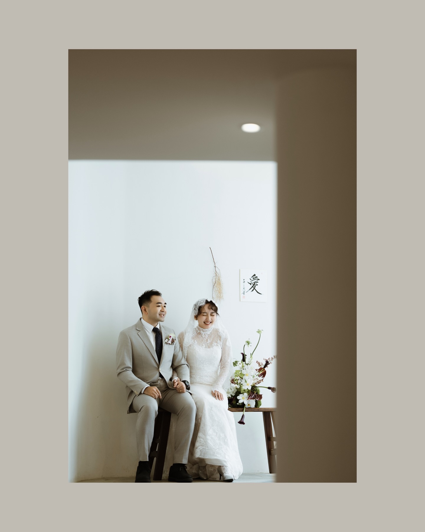 比起盛大的排場,
這種「剛剛好」的溫馨,反而最讓人動容。
比起凝固的動作,我更想捕捉的,
是那種在眼神裡流動的空氣,與不經意間散發的溫度與氛圍。
沒有繁複的流程,只有彼此間聊不完的話。
如果是你,也會想辦一場這樣的「微型婚禮」嗎?
在底下留言告訴我,你最想邀請誰 ❤️
#雙人雙機拍攝
Photo l @susuimage / Susu + Summer
MUA l @lulu_luweimake999
Film l @fadein_hardaway
Gown l @hana.eworkshop @onka.hk
Suit l @hare_suit
Host l @emmasouth.host
Deco l @xinye.hua
Venue l @tearoom_autumn
@yun.puremoon @oneperson130
#三秌茶屋 #婚禮宴客 #Susu影像