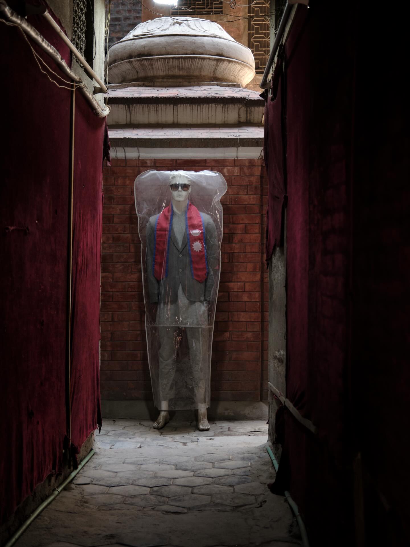 「写真の内容と、それを撮る人の人格は、必ずしも一致するものではない」 これまで私は、そんなふうに何度も口にしてきました。それは半分は本心ですが、もう半分は自分自身をそっと隠すための防波堤のようなものだったのかもしれません。そうでも言わなければ、自分の内面をそのまま曝け出しているようで何だか気恥ずかしくてたまらなかったのです。それに実際、写真という表現には、撮り手の意図を軽々と超えてしまう幸運がつきものです。光の差し込む角度が奇跡的に整ったり、被写体がこちらの想像もしなかったような表情をふと見せたり。そんなラッキーで撮れてしまった素晴らしい一枚を、さも自分の実力や人格の賜物であるかのように語るのは、どこか詐欺的な後ろめたさがありました。
しかし、歳を重ねるにつれ、かつて否定し続けてきた「人格と写真のつながり」を無視できなくなりました。ヒゲに白髪が混じり、人生の残り時間をふと意識するようになると、自分が世界をどう見ているかという性分が否応なしに写真に滲み出しているような気がしてなりません。頑なに切り離していた「撮る自分」と「生きる自分」の境界線が溶け合い始めているのを感じるのです。
この変化は、道具との向き合い方にもはっきりと現れています。私は長年、同じ焦点距離のレンズを愛用していますが、興味深いことに、撮れる写真は昔と今で少しずつ違っています。変わったのは私自身の視点です。かつては劇的な瞬間や構図を追い求めていた心が、今では微かだが美しい光そのものを捉えようとしています。これこそ、人の成長による変化と言えます。
一方で、カメラを最新のものに変えても、不思議と出来上がる写真は「私の写真」としての統一感を持っています。当たり前ですが、シャッターを切るタイミングや被写体との距離感は驚くほど変わりません。機材が変わっても変わらない「何か」と、同じ機材を使っていても変わっていく「何か」。最近ではそれを考えるのがたまらなく楽しいのです。
よく「どうすれば、写真が上手になりますか?」という質問をいただきます。以前の私なら、迷わず「良いレンズを買うことだ」と答えていたでしょう。けれど今の私は、ただこう答えるようにしています。 「自分の目線の意味に、まず自分自身が気がつくことです」と。
私たちは、目の前に広がる無限の情報の海から、自分の意思で何かを切り取ります。「切り取る」という行為には、必ず理由があるはずです。例えば、街を歩いていてふと空を飛ぶ鳥を無意識に追いかけてしまったり、古びた壁をつたう植物のしぶとい生命力がなぜか気にかかったり。そうした、他人から見れば取るに足らない些細な反応の中にこそ、その人だけの「答え」が含まれています。なぜ自分は今、これを美しいと感じたのか、あるいは切ないと思ったのか。その源流を辿り、自分という人間の「性分」を理解すること。それは技術を学ぶことよりもずっと大切で幸福な時間です。
現代は、史上最も写真が氾濫している時代です。スマートフォンのシャッターを押せば、テクノロジーが瞬時に正解を導き出し、誰でも「失敗のない写真」を手に入れることができます。世界中の人々が、SNSを通じて数えきれないほどの「上手な写真」を共有しています。撮影がこれほど簡単になった今、単に「綺麗な写真」を撮ることの価値は、以前に比べてずいぶん薄れてしまったように思います。
そうした量産的な美しさ、誰にでも撮れる正解のような写真は、機械に任せておけばいいのです。私たちがわざわざ重い機材を担ぎ、不便な思いをしてまで写真を撮り続ける意味は、どこにあるのでしょうか。それは、自分だけが目を留めた場所を、自分だけの目線で記録することに他なりません。なぜ記録するのかといえば、それはシンプルに「大切だ」と感じたからです。
技術的に完璧なだけの写真は、一度見れば飽きてしまいます。けれど、他人が見過ごしてしまうような個人的な光景こそが、実は人が最も「見てみたい」と思う価値あるものになるのです。撮り手独自の視線が刻印された写真は、たとえピントが甘くても、露出が外れていても、見る人の心に深く刺さり、長く留まり続けます。
自分の目線に気がつくということは、自分の「弱さ」や「偏り」を認めることでもあります。「私は鳥を追いかけてしまうけれど、高層ビルには全く興味が持てない」「植物の強さに惹かれるけれど、賑やかな群衆からは目を逸らしたくなる」。そうした偏愛や拒絶こそが、その人の写真の個性になります。恥ずかしさを捨てて、自分の性分をさらけ出すこと。それを受け入れたとき、写真は単なる記録から、切実な表現へと変わるのです。
同じレンズを使い続け、歳を重ねる。その過程で見えてくるのは、世界の変化ではなく、自分自身の変化です。価値観が広がり、あるいは削ぎ落とされ、研ぎ澄まされていく。そうして撮られた写真はもはや人格と切り離されたラッキーな産物ではありません。私という人間が世界をどう肯定し、どう向き合ってきたかの証拠が、鮮明に刻まれてしまうのです。
私は今日もカメラを手に取ります。量産される美しさの群れから一歩離れ、自分の目線が向かう先をただ見つめます。そして、自分だけしか知らない世界を撮り続けるのです。