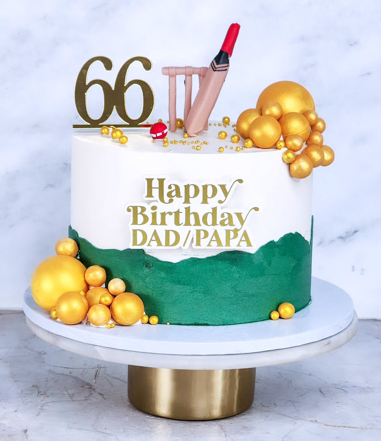 Cricket SuperFan ๐
8" Vanilla Hot Milk Sponge with creamy smooth buttercream.
Edible Chocolate Spheres and Edible Pearls
Decorations to theme and close to the image shared. โบ๏ธ
#CricketCake #cricket #Birthdaycake #Midrandbaker #Marlenebakes