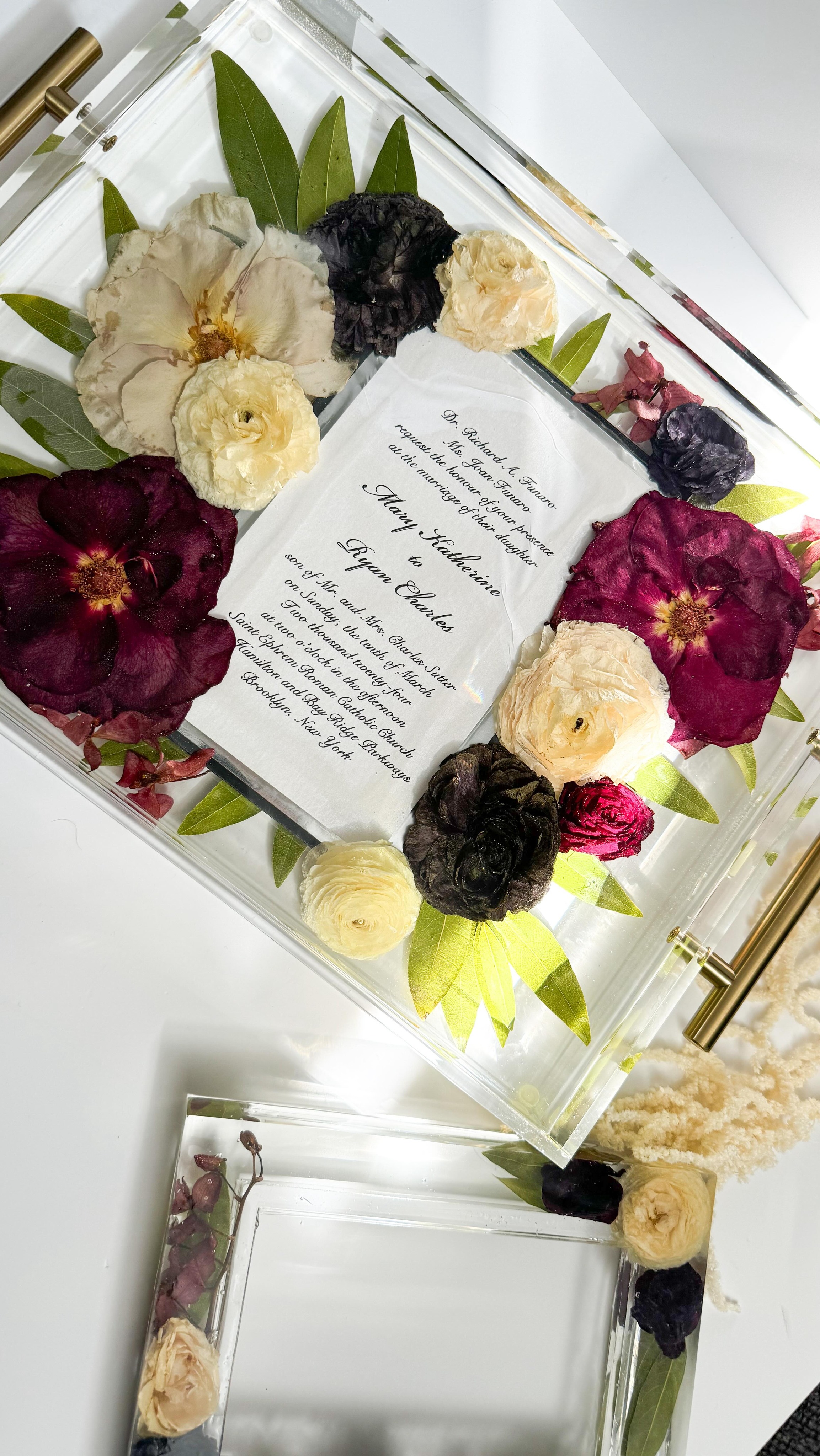 There's something special about seeing invitations shine in main piece designs ✨😍
Some of my favorite designs to make feature invites and keepsakes from the wedding day 🤍
#flowerpreservation #weddingflowers #resinflowers #bridalbouquet #weddingvendor