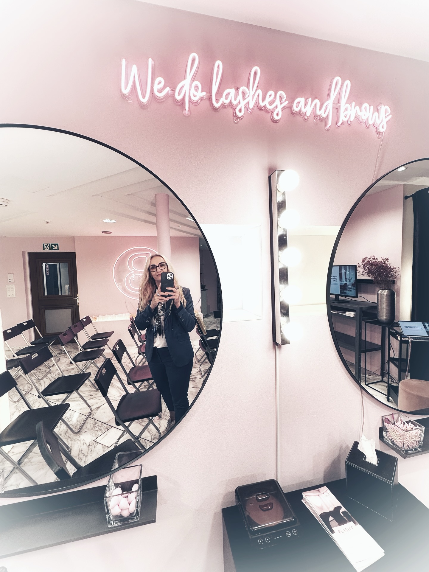 Gestern…
…durfte ich einen wunderschönen Salonabend in Zürich verbringen bei der lieben Rabea von blashypro.ch, zusammen mit Ismael von webra.ch.
Mit Ihnen ging es um Themen wie:
• Anzeigen schalten ohne eigene Agentur
• Eine klare Instagram-Bio
• Eine Website, die bereit ist für die Zukunft (KI)
Und ganz ehrlich, das sind nicht alles Bereiche, in denen ich mich sicher fühle.
Aber genau dort passiert Wachstum.
In den letzten Jahren habe ich gelernt, immer wieder aus der Komfortzone zu gehen und neue Dinge auszuprobieren, auch wenn sie mir nicht immer leicht fallen. Genau das hat mich weitergebracht wie kaum etwas anderes.
Dranbleiben, offen sein, zuhören, ausprobieren.
Neben all den spannenden Inputs war es vor allem der ehrliche Austausch unter uns Beautykolleginnen, der diesen Abend so besonders gemacht hat.
Ich schätze sehr, was Rabea hier auf die Beine stellt. Sie nimmt sich Zeit, organisiert diese Abende mit viel Liebe zum Detail, sorgt für Snacks und Getränke und schafft damit einen Rahmen, in dem man sich einfach wohlfühlen darf. Oft ist auch ein Profi aus der Branche dabei, was den Austausch noch wertvoller macht.
Das ist nicht selbstverständlich und genau deshalb umso wertvoller.
Danke für diesen Abend.
Catalina
.
.
.
.
#beautybusiness
#netzwerken
#weiterbildung