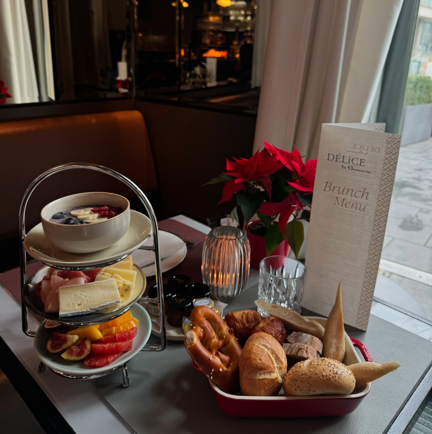 Ihr seid noch auf der Suche nach einer tollen Herzensempfehlung für ein bevorstehendes Event?
Vielleicht ja auch für einen Geburtstag oder einen gemütlichen Weihnachtsbrunch?
Pünktlich zur Adventszeit startet ein neues à la carte Brunch-Erlebnis!❄️
Wir waren im Délice La Brasserie, das elegante Restaurant im Sofitel Munich Bayerpost. Hier wird in einem charmanten Ambiente unter ausgiebiger Vielfalt an Frühstücksklassikern ein idealer Sonntagsbrunch von 10:30 bis 14:00 Uhr angeboten. Dazu gibt es eine tolle Auswahl an exklusiven herzhaften Spezialitäten der französischen Küche.
Weitere Infos könnt ihr gerne auf unserem Blog nachlesen. Den Link hierzu findet ihr in unserer Bio.
____________________________
Hotel Sofitel Munich Bayerpost
DÉLICE La Brasserie
Bayerstrasse 12
80335 München