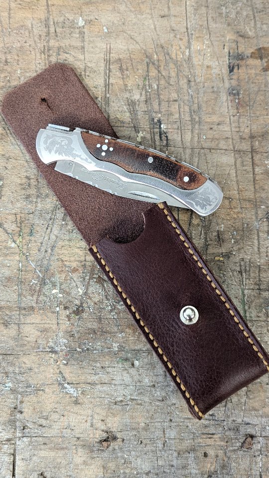 --COMMANDE SUR MESURE : Un étui à couteau
Ce projet m’a été confié pour un jeune garçon de 10 ans, Pierre.
Son parrain souhaitait lui offrir un étui pour accueillir son magnifique couteau artisanal, une pièce pensée pour durer.
Comme pour chaque création sur mesure, tout a commencé par des choix importants : le modèle, le cuir, le fil… et ses initiales, PP.
J’ai ensuite lancé la fabrication, entièrement à la main,
de la coupe du cuir jusqu’aux finitions.
Chaque étape demande précision et attention,
pour créer un étui solide, protecteur et fait pour durer.
Créer sur mesure, c’est toujours donner vie à une pièce unique,
pensée pour accompagner longtemps.
Bonne soirée
Marion
#etuicuir #couteau #pieceunique
#cadeaupersonnalisé #artisanlocal