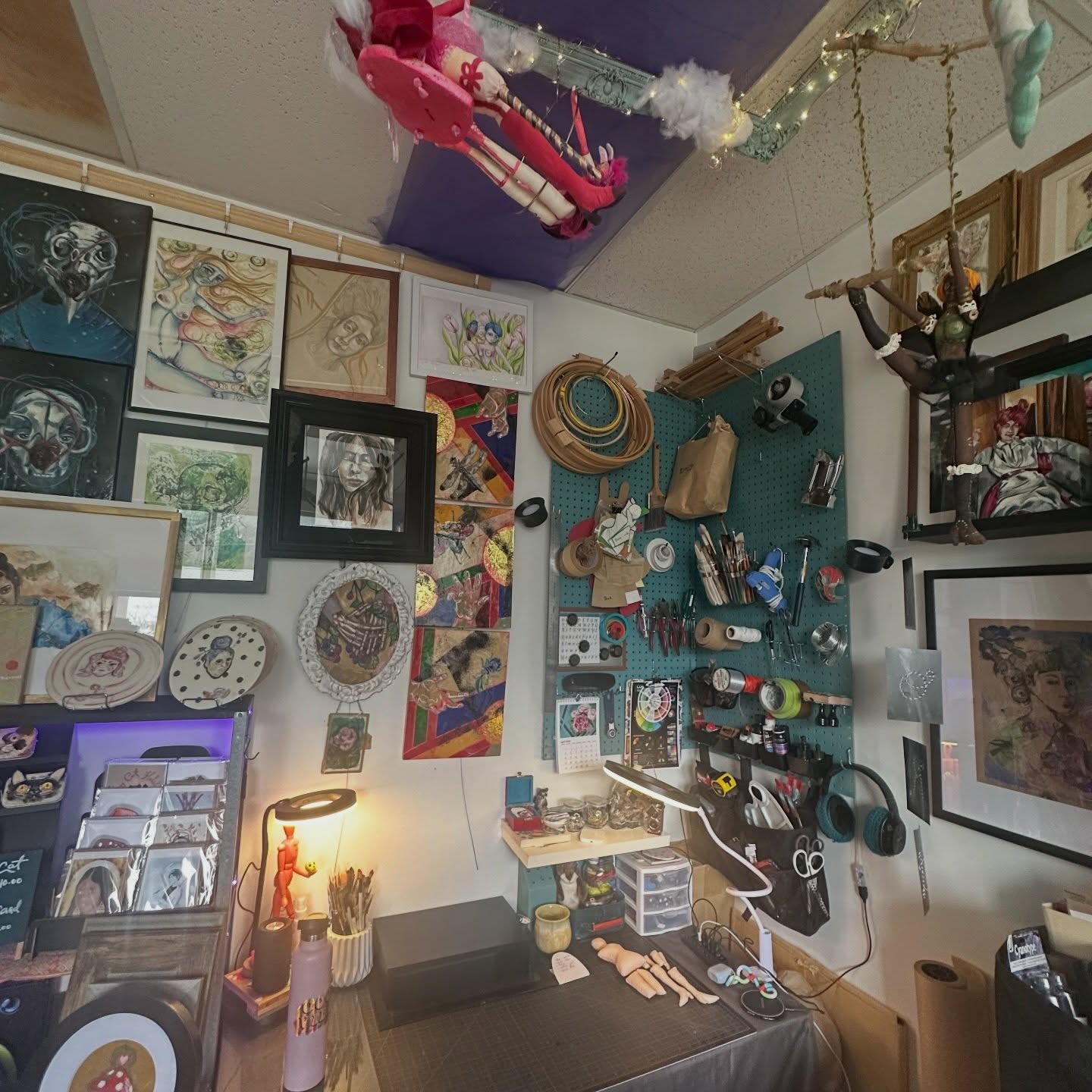 My space has finally taken shape, and I’m back creating, working on new pieces that are on their way into the world. ✨
Today was truly beautiful, sharing the studio with my dear friend @unkylastrangeart we laughed so much 😂 and those moments mean everything.
Thank you for making my still-birthday feel so special. I love you so much, my dear friend 🤍
#ArtistLife #StudioDays #Gratitude #CreativeJourney #WomenArtists StudioVibes