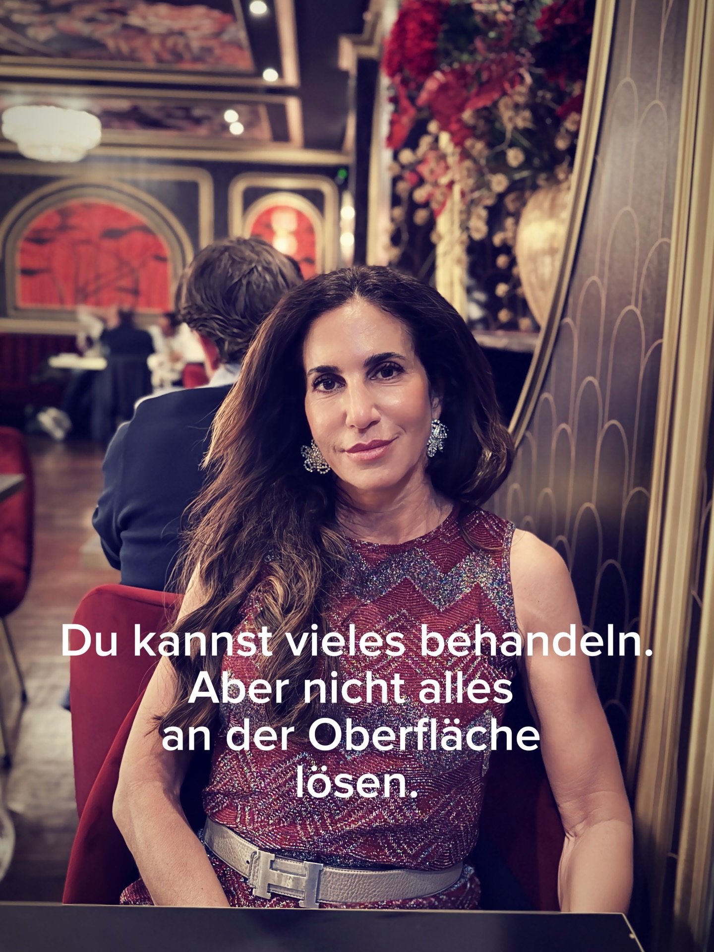 Wir können Volumen geben.
Wir können glätten.
Wir können stimulieren.
Aber manchmal reicht es nicht, nur das Sichtbare zu behandeln.
Denn Haut verändert sich nicht immer zufällig.
Sie reagiert auf hormonelle Verschiebungen, auf Stress, auf Regeneration, auf Entzündungsprozesse, auf das, was im Inneren aus dem Gleichgewicht geraten ist.
Wenn wir also nur auffüllen,
nur korrigieren,
nur überdecken,
dann behandeln wir vielleicht das Symptom —
aber nicht immer den Prozess dahinter.
Für mich beginnt ästhetische Medizin deshalb nicht nur mit der Frage, was wir behandeln können.
Sondern vor allem mit der Frage, warum sich Haut verändert.
Denn nachhaltige Konzepte brauchen mehr als einen schönen Soforteffekt.
Sie brauchen Verständnis, Individualität und einen Blick auf das große Ganze.
#ÄsthetischeMedizin #Longevity #SkinLongevity #GanzheitlicheÄsthetik #Hautgesundheit