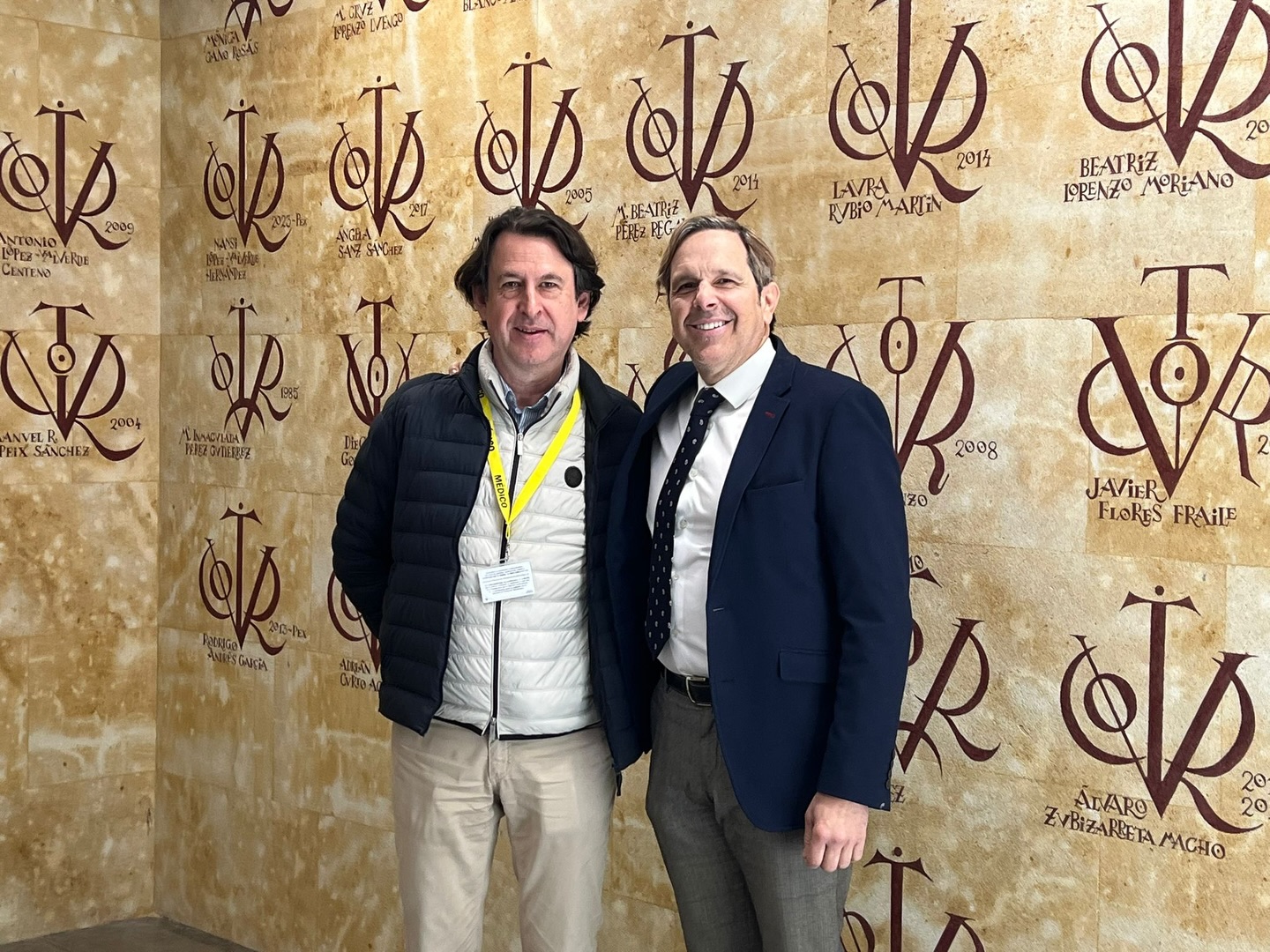 La odontología no solo avanza en la clínica.
Avanza cuando se comparte.
El Dr. Antonio Fernández-Coppel ha participado como profesor invitado en la Facultad de Odontología de la @universidad_salamanca en una sesión dirigida a alumnos de 3º de grado sobre el uso del láser de diodo.
Pero más allá de la técnica, estos encuentros tienen un valor distinto.
El de transmitir una forma de hacer, de pensar y de entender la profesión.
Porque formar a las nuevas generaciones no es solo enseñar.
Es compartir experiencia, criterio y una manera de mirar la odontología que va mucho más allá del tratamiento.
Ahí es donde realmente se construye el futuro.
