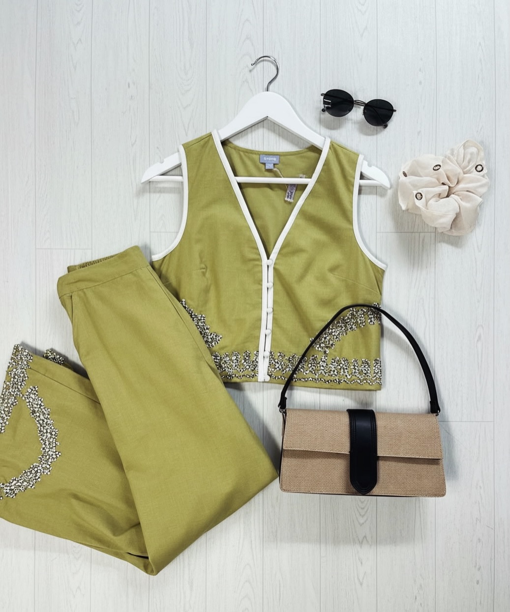 Soft hues, sharp details, effortless elegance 🌿✨
This set is giving understated glam with just the right amount of sparkle. Perfect for when you want to keep it minimal, but unforgettable.
#ChicStyle #EffortlessFashion #NeutralTones #BostonMicroneedling #BMSkinCare