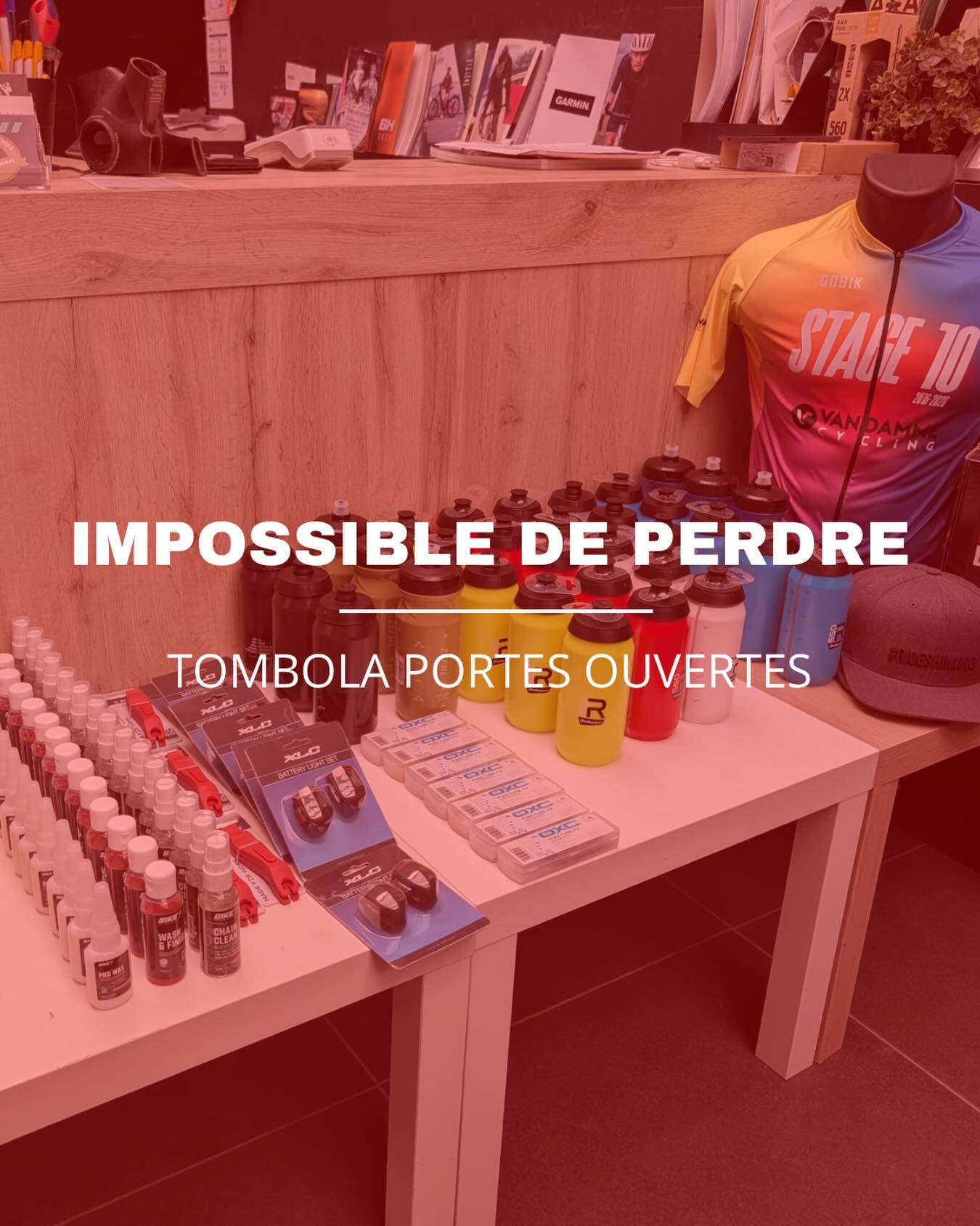 🇫🇷IMPOSSIBLE DE PERDRE 🎁
Regardez un peu ce qui vous attend en magasin 👀👇
👉 Bidons
👉 Produits d’entretien vélo
👉 Accessoires
👉 Et plein d’autres surprises…
Tout ça, c’est pour notre roue de fortune 100% gagnante 🔥
🎯 Chaque achat donne droit à un cadeau. En plus, réduction portes ouvertes de -10% !
📅 Portes ouvertes jusqu’au 26 avril
🇳🇱ONMOGELIJK OM TE VERLIEZEN 🎁
Kijk eens wat je in de winkel te wachten staat 👀👇
👉 Drinkbussen
👉 Onderhoudsproducten voor de fiets
👉 Accessoires
👉 En nog veel andere verrassingen…
Dit alles is voor ons 100% winnende rad van fortuin 🔥
🎯 Elke aankoop geeft recht op een cadeau. Bovendien: -10% korting tijdens de opendeurdagen!
📅 Opendeurdagen tot en met 26 april