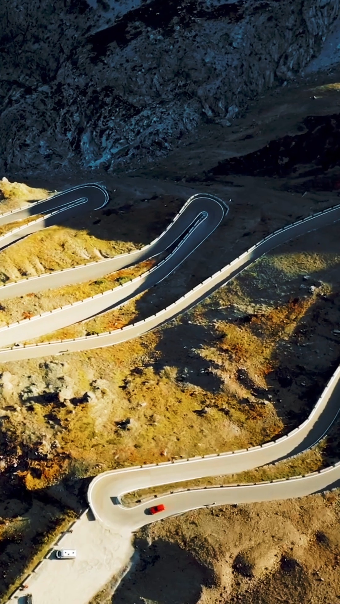 48 curvas. Uma das estradas mais icônicas do mundo.
O Passo dello Stelvio não é só um destino… é um desafio.
Cada curva exige presença, técnica e decisão.
E a cada subida, a recompensa é um cenário que não se explica — se vive.
Aqui, não é sobre chegar.
É sobre sentir cada metro do caminho.
Se você busca mais do que pilotar…
é isso que você está procurando.
#PassoStelvio #Stelvio #48Curvas #AlpesItalianos #EstradasIcônicas #ViagemDeMoto #MotoTurismo #AventuraSobreRodas #Xtrada #ExperiênciaDeViagem #EuropaDeMoto #CurvasPerfeitas #RoadTripEurope #ViagemInesquecível