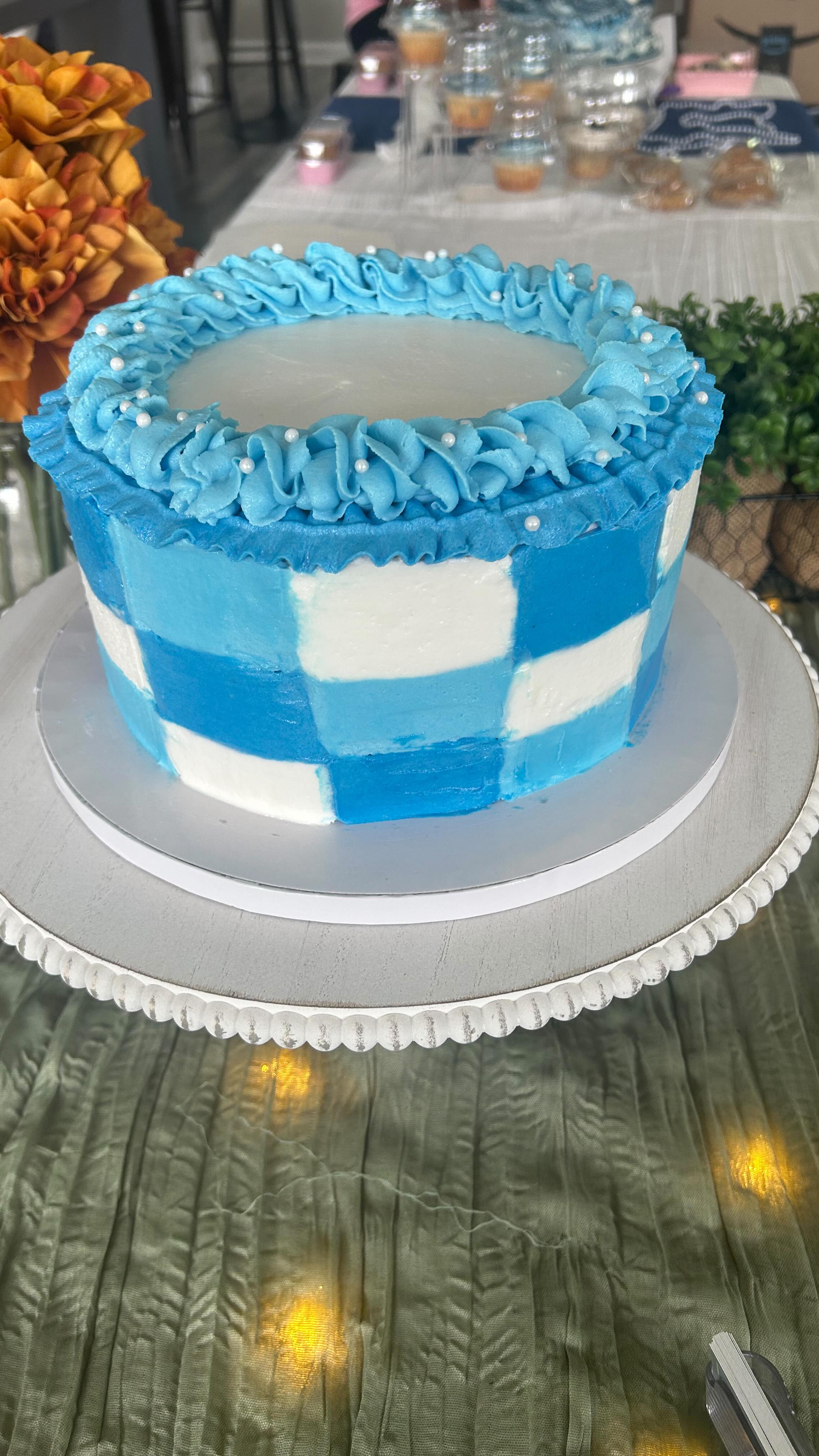 Denim & Desserts was such a fun time! 💙🎂 All the bakers had some amazing cakes and was such a big turnout. Thanks @thegoldenbloomevent for hosting yet another great event and I can’t wait for the next one! 💕 #lemoosbakery #columbiascbakery #bakersofinstagram #denim #bakersofinstagram