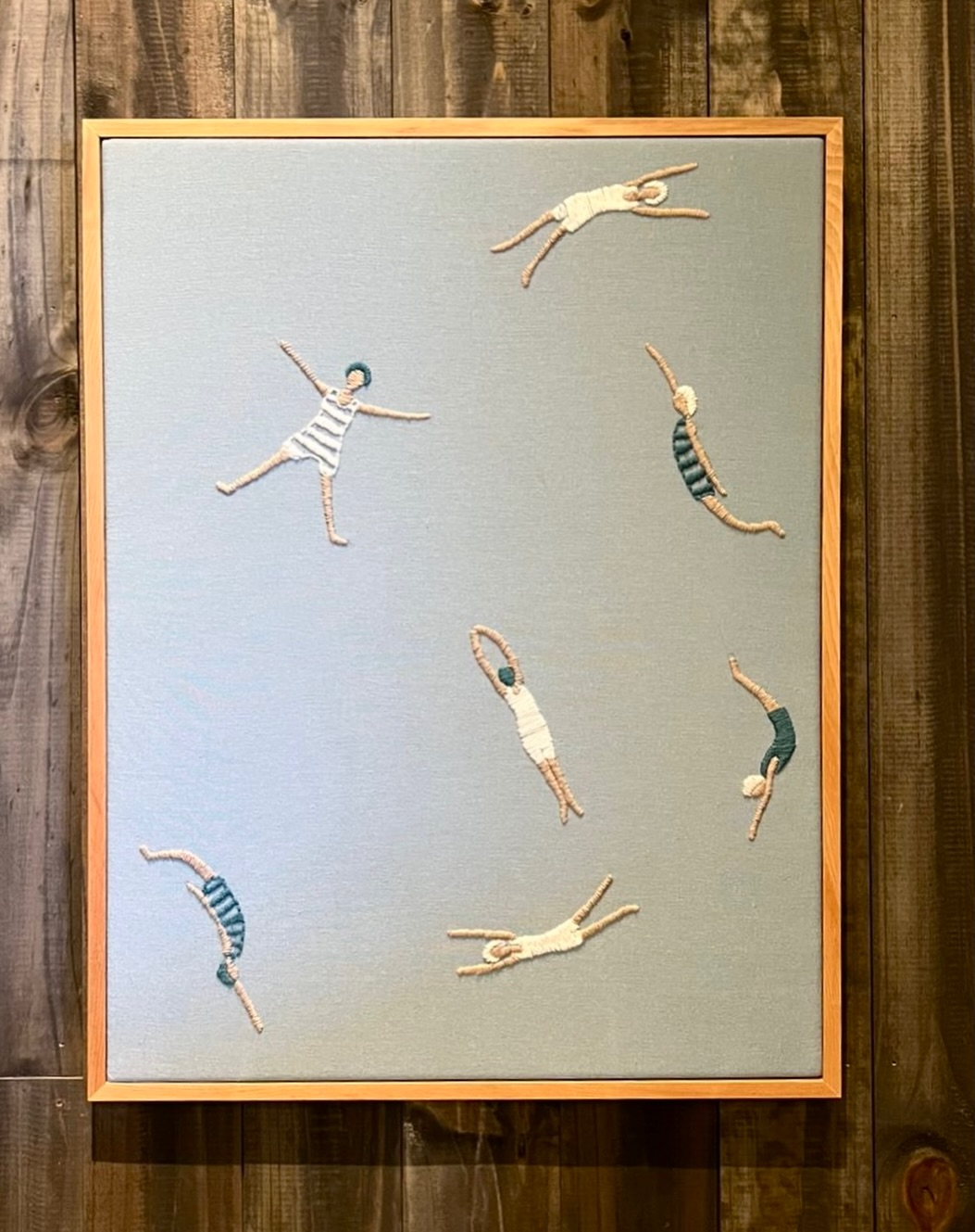 Nos encanta ver nuestros cuadros instalados. Precioso el contraste del lino celeste del cuadro nadadoras en este baño de visitas, con la madera patinada oscura, espejo de forma irregular y lámparas de papel!!
#linonegro_home #cuadrosdecorativos #decoracióndeinteriores #cuadrosbordados