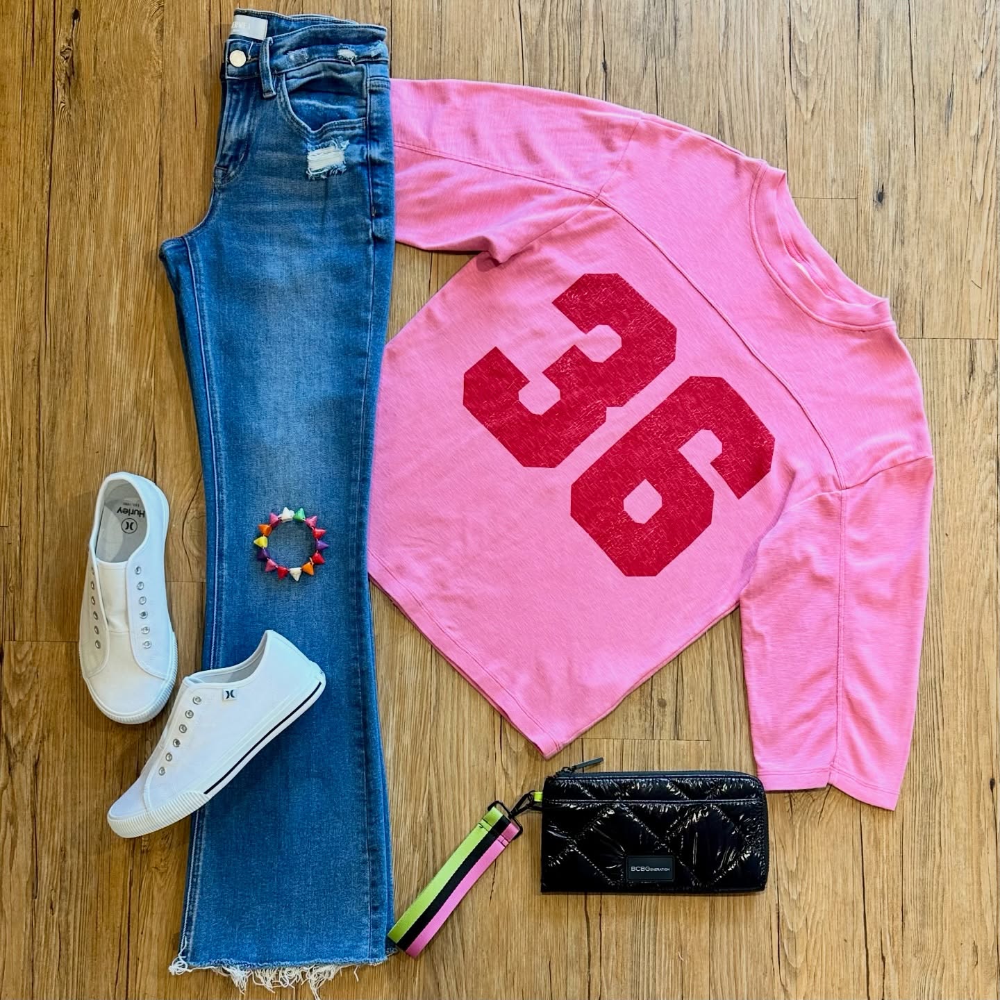 Another oversized XS top. 🩷❤️🩷
The details:
Pilcro top (oversized fit) sz XS, $22
Vervet jeans sz 24, $28
Hurley slip-on sneakers sz 7.5, $25
BCBGeneration wristlet, $18
Bracelet - SOLD