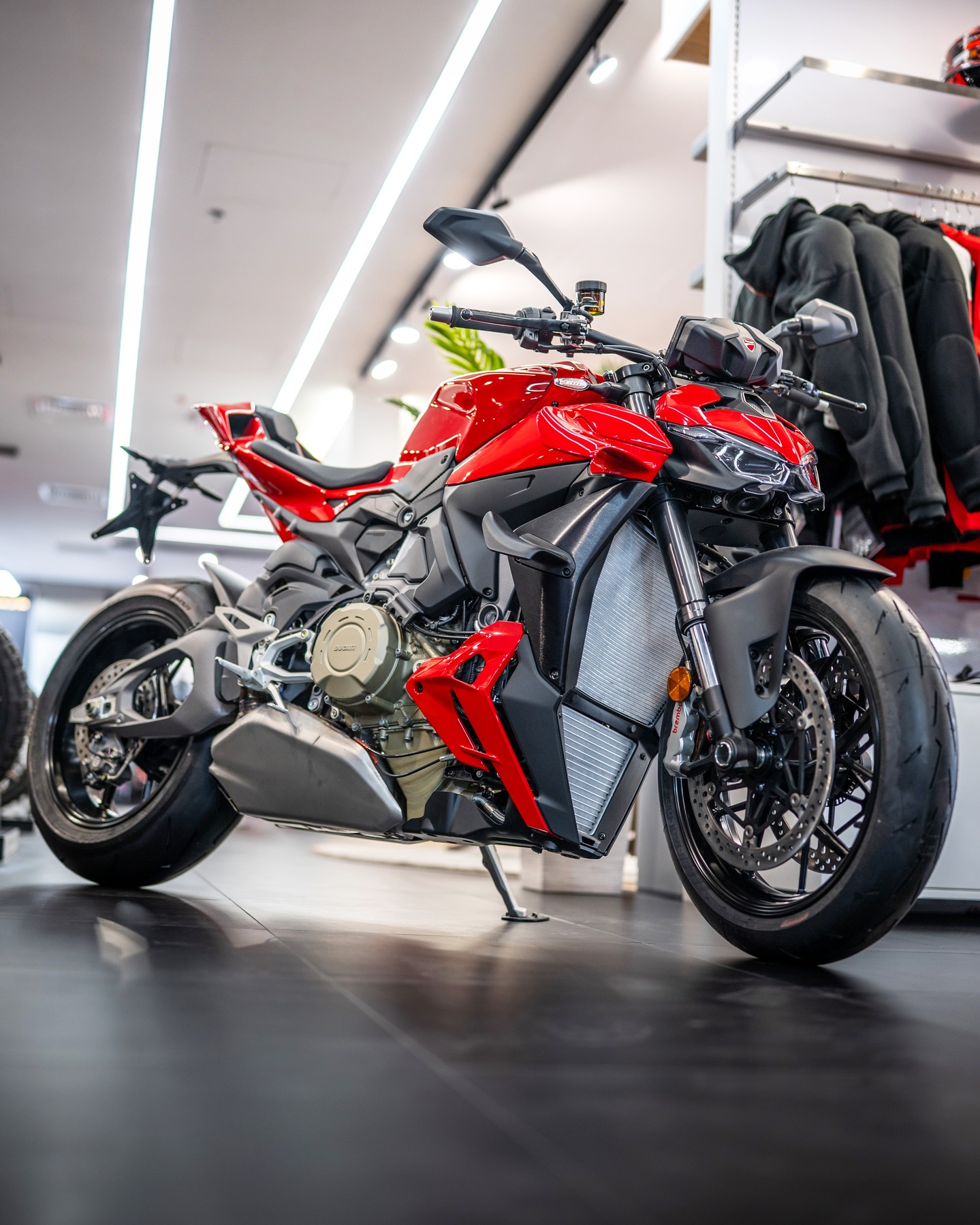 The Ducati Streetfighter V4 is as direct as it gets. Raw power, razor-sharp design, and that unmistakable Ducati DNA in every detail.
Come by the showroom, see it up close, feel it for yourself, and take it out for a test ride.
We’re running a special offer on 2025 models - reach out to learn more.
#StreetfighterV4 #Ducati #DucatiEmirates #DucatiDubai #WheelsofArabia