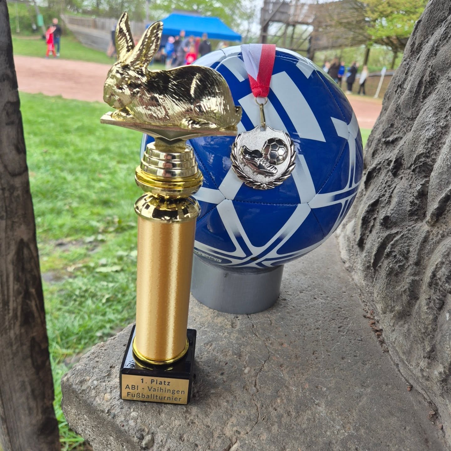 Was für ein Tag! ⚽️✨ Unser Fußballturnier heute war einfach unglaublich. Ein riesiges Dankeschön geht raus an:
@abi_feuerbach
@jugistammheim
@abiwest_stuttgart
@jugendfarmbotnang1972
@jufa.de
Ohne euch wäre das Ganze nur halb so cool gewesen! Die Stimmung war absolut top. 🔥
Besonders freuen wir uns natürlich, dass der 1. Platz an die Abi-Kickers aus Vaihingen ging!🏆 Starke Leistung, Leute.
Wir zählen schon die Tage bis zum nächsten Mal. Bis nächstes Jahr auf dem Platz!
#abenteuerspielplatz #stuttgart #vaihingen #fußballturnier